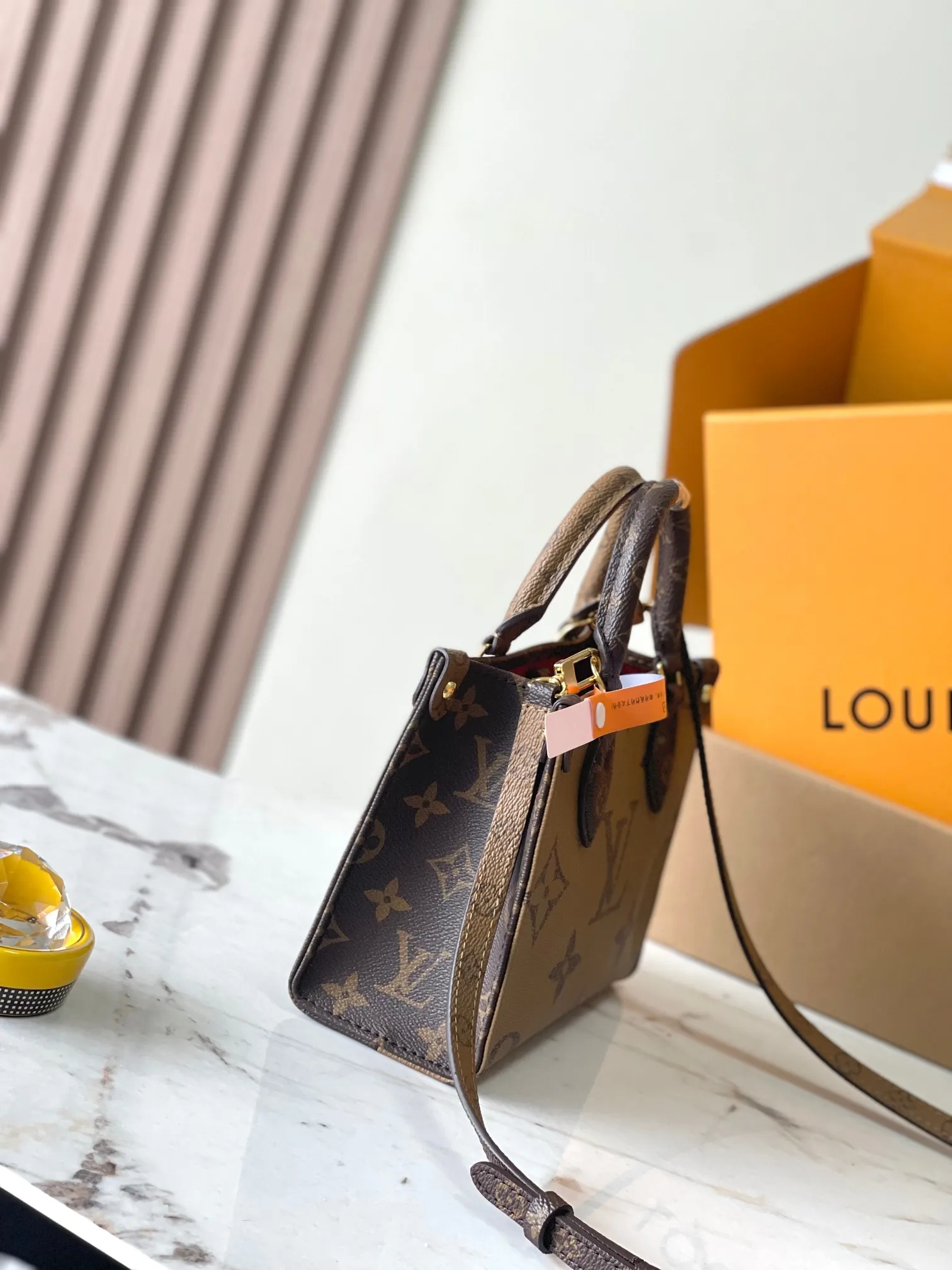 p1340 [Special grade MB original leather] SAUMUR BB handbag Model: M46839 Material: A+ grade all-steel hardware, imported high-elastic fabric Packaging: Full set of special grade duty-free MB packaging Size: 18*15*8.5CM