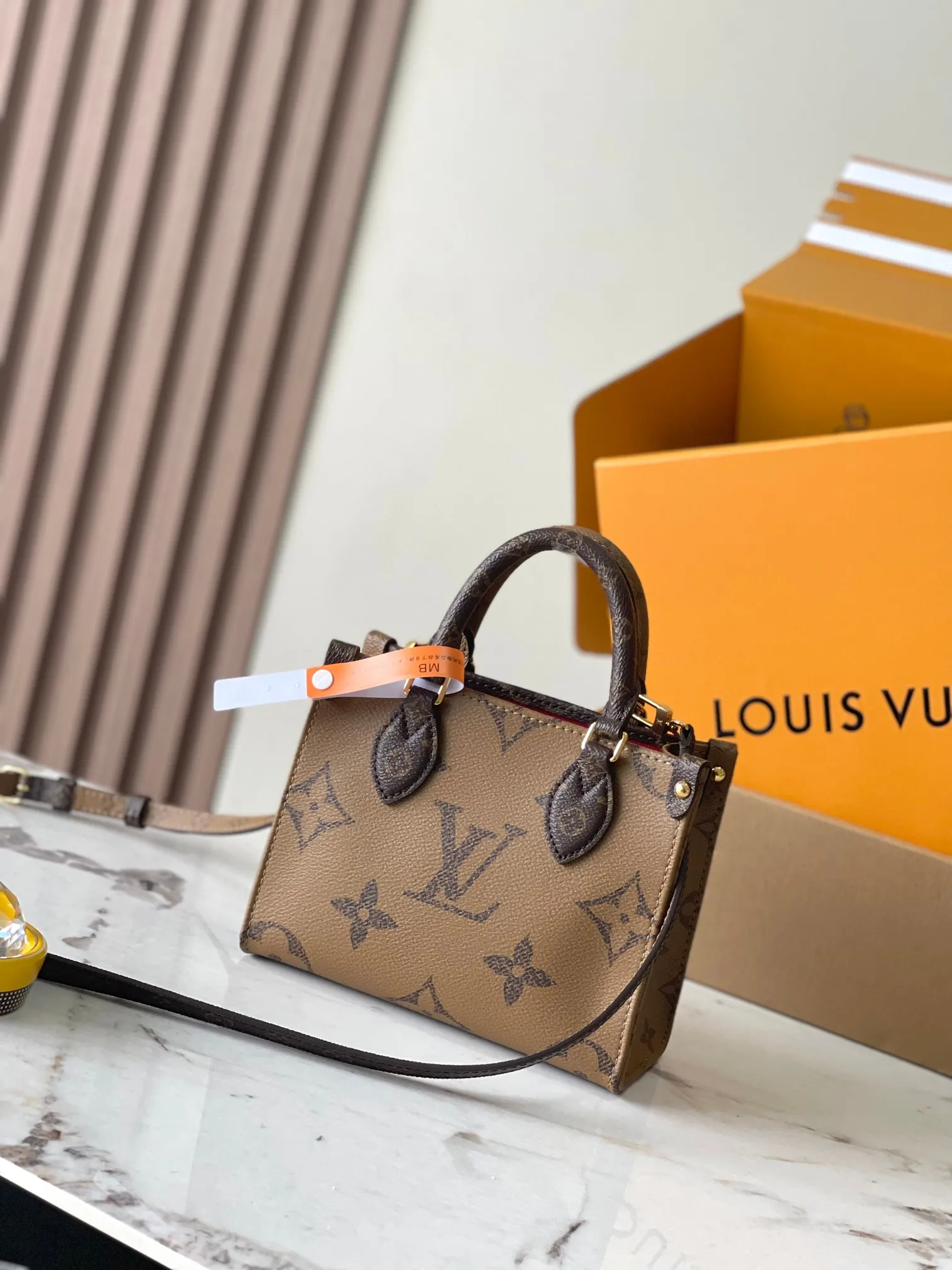 p1340 [Special grade MB original leather] SAUMUR BB handbag Model: M46839 Material: A+ grade all-steel hardware, imported high-elastic fabric Packaging: Full set of special grade duty-free MB packaging Size: 18*15*8.5CM