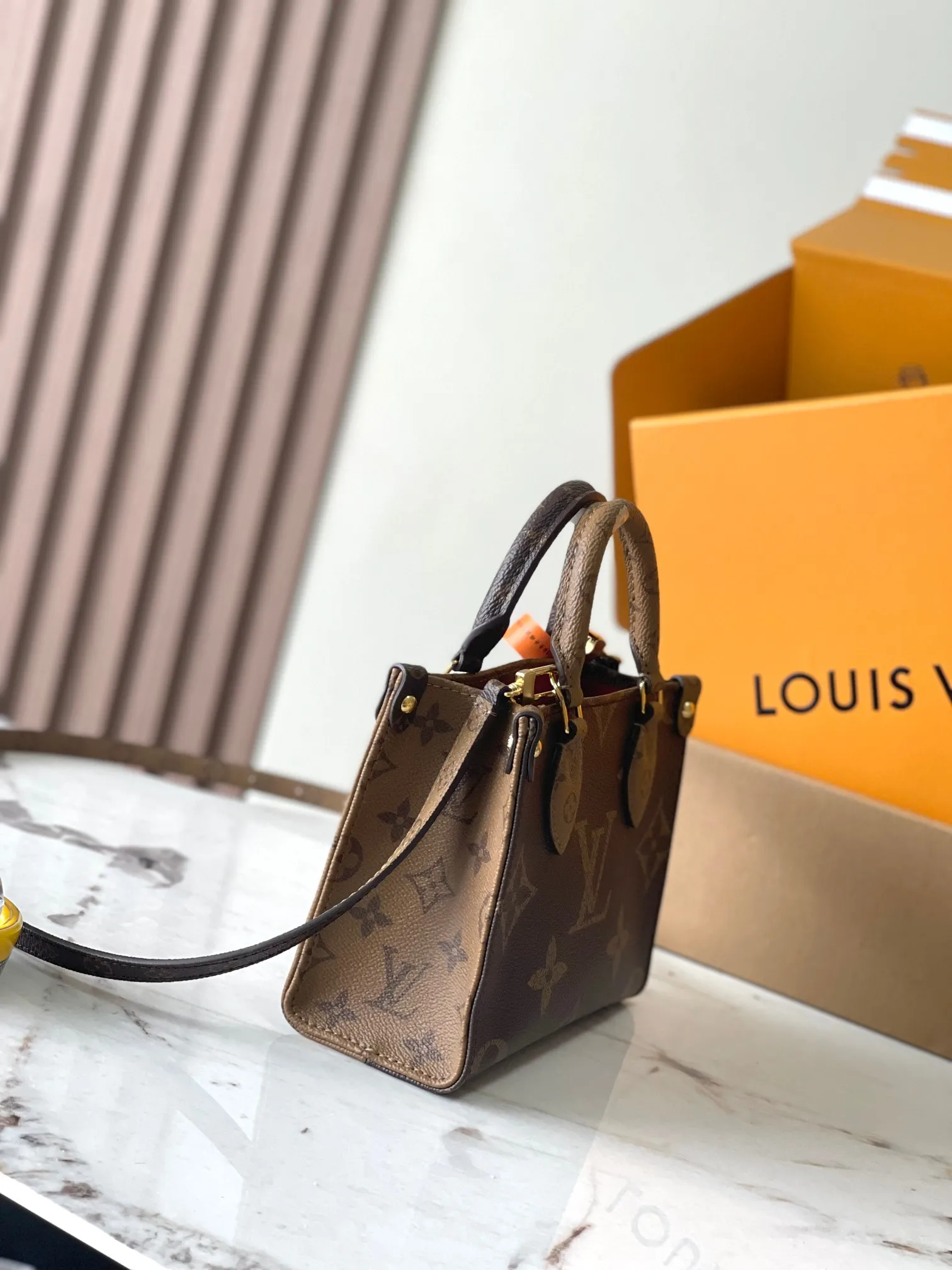 p1340 [Special grade MB original leather] SAUMUR BB handbag Model: M46839 Material: A+ grade all-steel hardware, imported high-elastic fabric Packaging: Full set of special grade duty-free MB packaging Size: 18*15*8.5CM