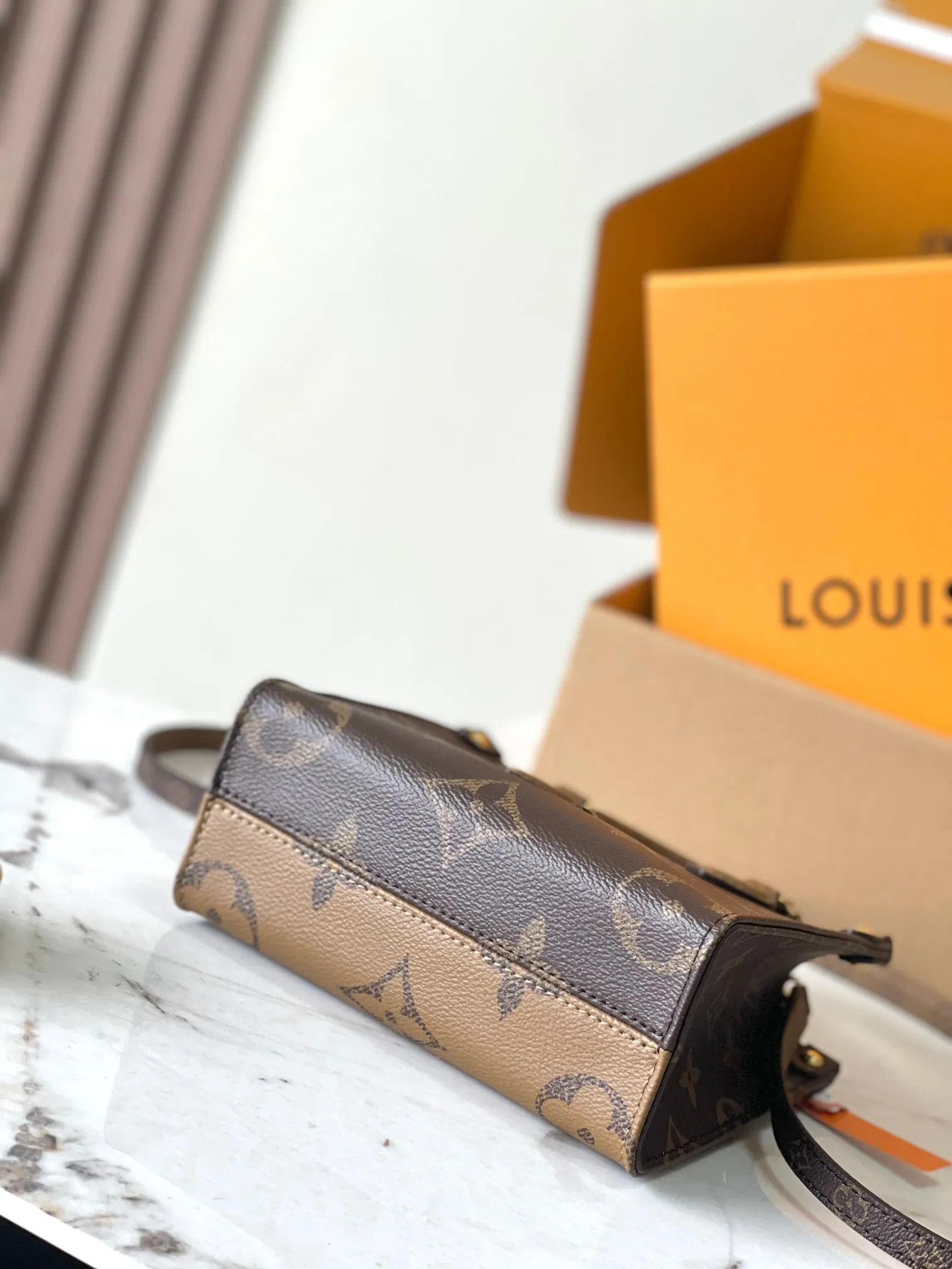 p1340 [Special grade MB original leather] SAUMUR BB handbag Model: M46839 Material: A+ grade all-steel hardware, imported high-elastic fabric Packaging: Full set of special grade duty-free MB packaging Size: 18*15*8.5CM