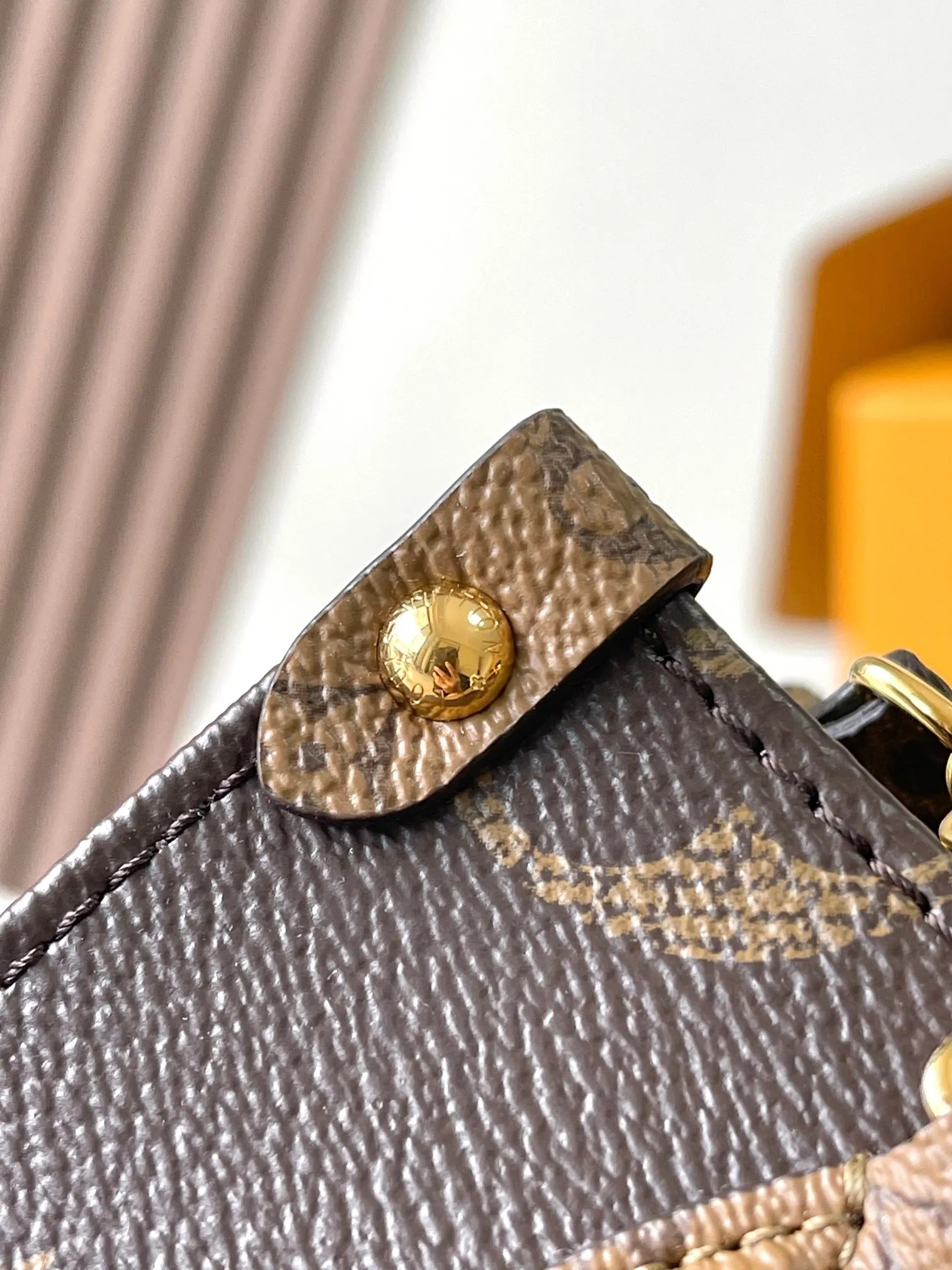 p1340 [Special grade MB original leather] SAUMUR BB handbag Model: M46839 Material: A+ grade all-steel hardware, imported high-elastic fabric Packaging: Full set of special grade duty-free MB packaging Size: 18*15*8.5CM