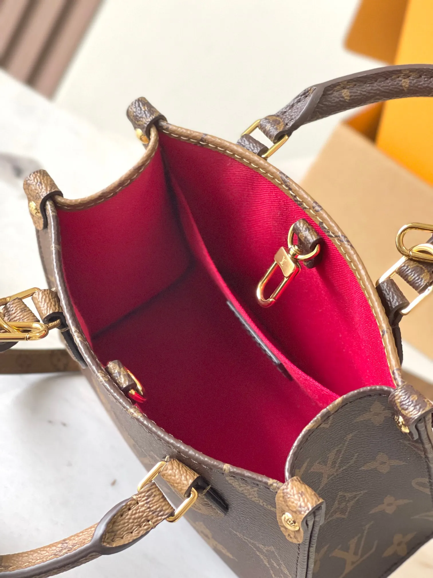 p1340 [Special grade MB original leather] SAUMUR BB handbag Model: M46839 Material: A+ grade all-steel hardware, imported high-elastic fabric Packaging: Full set of special grade duty-free MB packaging Size: 18*15*8.5CM