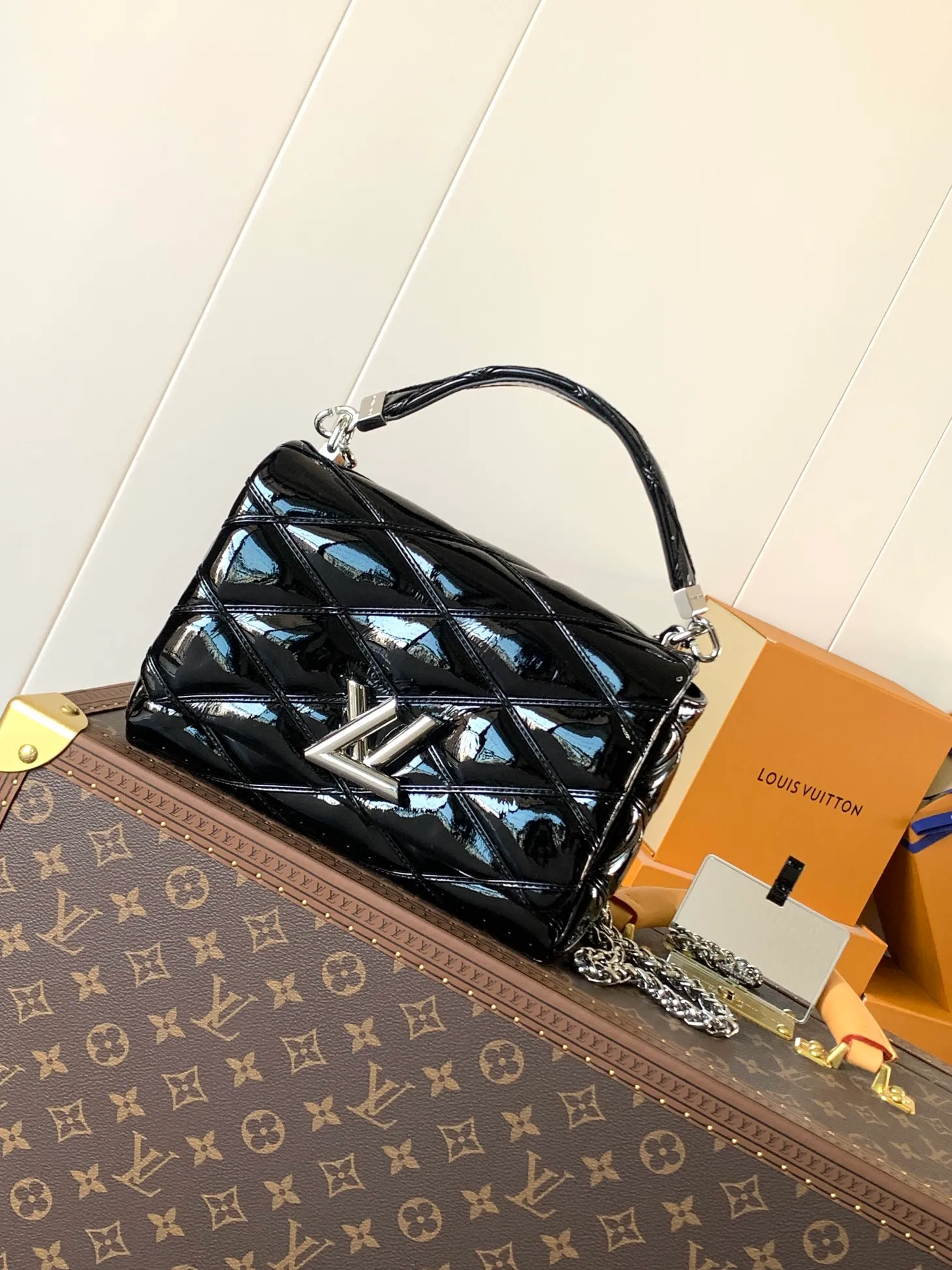 💰1280 (top layer leather) top original order, code changing chip M23045 dark gray M22891 beige M23601 brown M22891 black M12338 vanilla M24465 pink gradient M23682 dark blue M12434 blue gradient M22891 blue and white checkered M22891 red and white checkered M25107 silver M22891 patent leather M22892 black pink gradient M24186 light blue gradient M24465 nude pink gradient M12567 burgundy M11374 black hardware M12332 light coffee color M22890 white leather black stripes M23568 gray pink gradient M25106 Chinese red Top-quality original custom leather ~ colors are being updated continuously! This medium GO-14 bag is crafted from rich sheepskin leather with a quilted pattern that pays homage to the brand's traditional luggage designs. The Twist lock makes a striking statement, and the top handle can be carried by hand alone, or it can be transformed into a leather shoulder pad on the sliding chain strap for comfortable shoulder or cross-body wear. Dimensions: 23 x 16 x 10cm