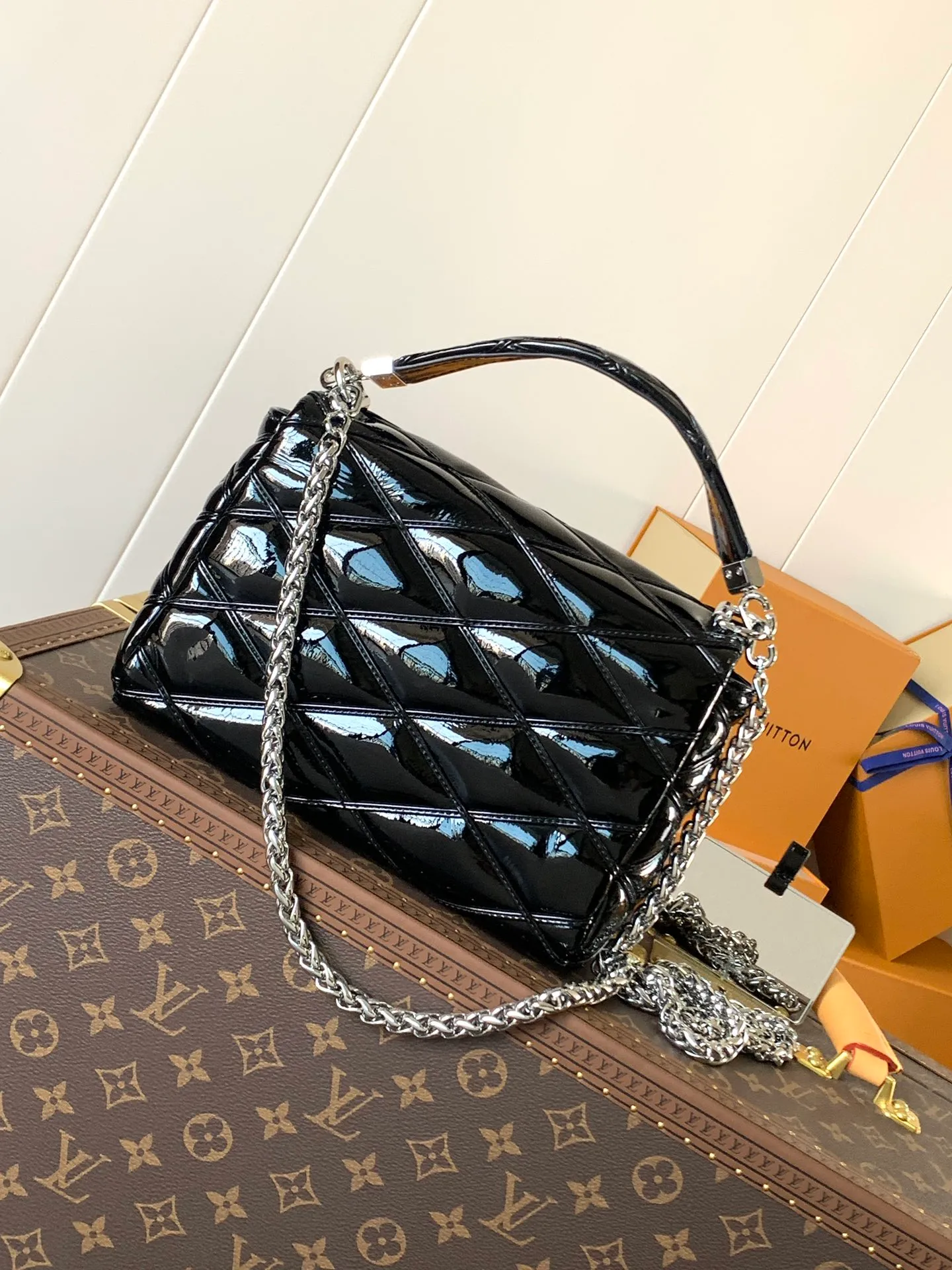💰1280 (top layer leather) top original order, code changing chip M23045 dark gray M22891 beige M23601 brown M22891 black M12338 vanilla M24465 pink gradient M23682 dark blue M12434 blue gradient M22891 blue and white checkered M22891 red and white checkered M25107 silver M22891 patent leather M22892 black pink gradient M24186 light blue gradient M24465 nude pink gradient M12567 burgundy M11374 black hardware M12332 light coffee color M22890 white leather black stripes M23568 gray pink gradient M25106 Chinese red Top-quality original custom leather ~ colors are being updated continuously! This medium GO-14 bag is crafted from rich sheepskin leather with a quilted pattern that pays homage to the brand's traditional luggage designs. The Twist lock makes a striking statement, and the top handle can be carried by hand alone, or it can be transformed into a leather shoulder pad on the sliding chain strap for comfortable shoulder or cross-body wear. Dimensions: 23 x 16 x 10cm