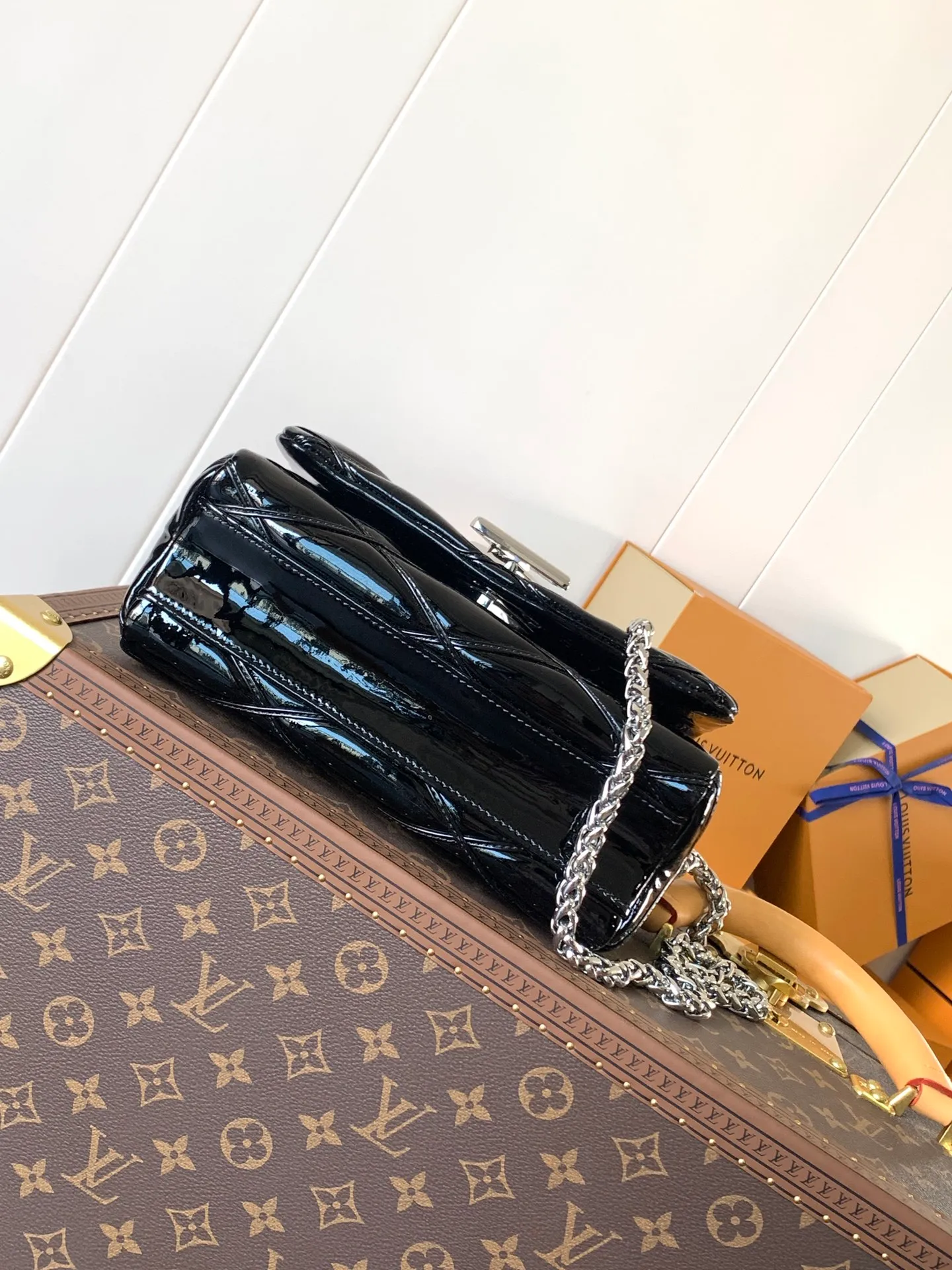 💰1280 (top layer leather) top original order, code changing chip M23045 dark gray M22891 beige M23601 brown M22891 black M12338 vanilla M24465 pink gradient M23682 dark blue M12434 blue gradient M22891 blue and white checkered M22891 red and white checkered M25107 silver M22891 patent leather M22892 black pink gradient M24186 light blue gradient M24465 nude pink gradient M12567 burgundy M11374 black hardware M12332 light coffee color M22890 white leather black stripes M23568 gray pink gradient M25106 Chinese red Top-quality original custom leather ~ colors are being updated continuously! This medium GO-14 bag is crafted from rich sheepskin leather with a quilted pattern that pays homage to the brand's traditional luggage designs. The Twist lock makes a striking statement, and the top handle can be carried by hand alone, or it can be transformed into a leather shoulder pad on the sliding chain strap for comfortable shoulder or cross-body wear. Dimensions: 23 x 16 x 10cm