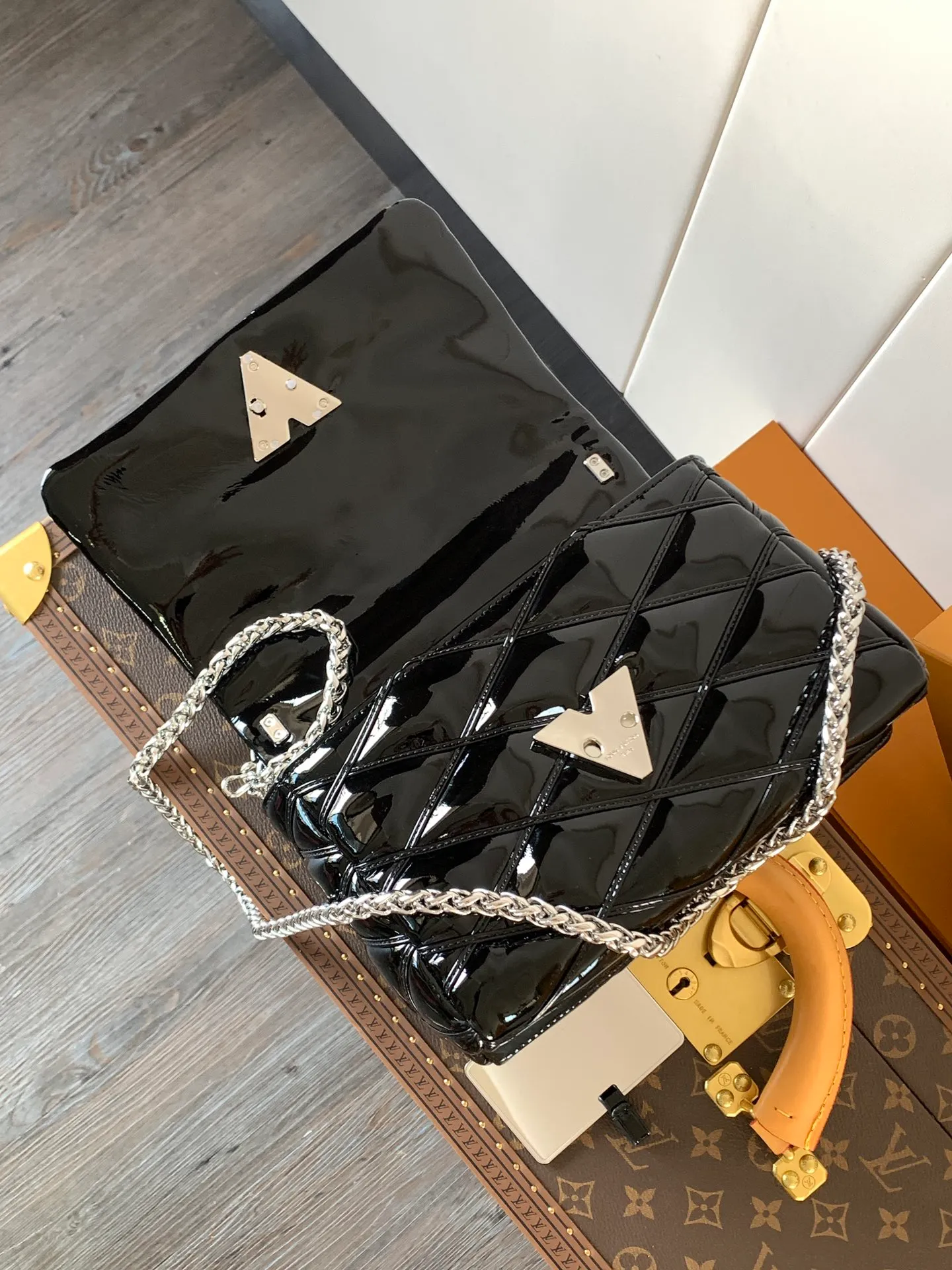 💰1280 (top layer leather) top original order, code changing chip M23045 dark gray M22891 beige M23601 brown M22891 black M12338 vanilla M24465 pink gradient M23682 dark blue M12434 blue gradient M22891 blue and white checkered M22891 red and white checkered M25107 silver M22891 patent leather M22892 black pink gradient M24186 light blue gradient M24465 nude pink gradient M12567 burgundy M11374 black hardware M12332 light coffee color M22890 white leather black stripes M23568 gray pink gradient M25106 Chinese red Top-quality original custom leather ~ colors are being updated continuously! This medium GO-14 bag is crafted from rich sheepskin leather with a quilted pattern that pays homage to the brand's traditional luggage designs. The Twist lock makes a striking statement, and the top handle can be carried by hand alone, or it can be transformed into a leather shoulder pad on the sliding chain strap for comfortable shoulder or cross-body wear. Dimensions: 23 x 16 x 10cm