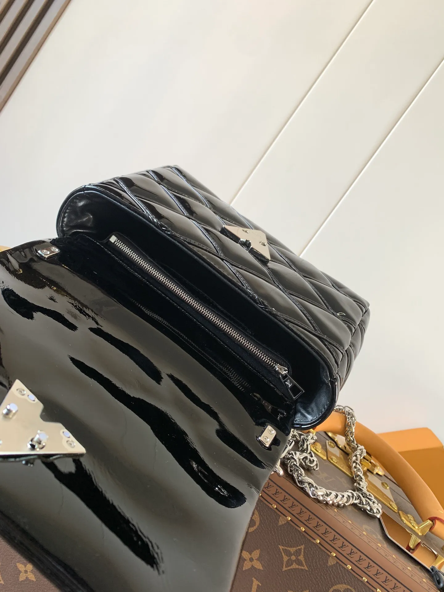 💰1280 (top layer leather) top original order, code changing chip M23045 dark gray M22891 beige M23601 brown M22891 black M12338 vanilla M24465 pink gradient M23682 dark blue M12434 blue gradient M22891 blue and white checkered M22891 red and white checkered M25107 silver M22891 patent leather M22892 black pink gradient M24186 light blue gradient M24465 nude pink gradient M12567 burgundy M11374 black hardware M12332 light coffee color M22890 white leather black stripes M23568 gray pink gradient M25106 Chinese red Top-quality original custom leather ~ colors are being updated continuously! This medium GO-14 bag is crafted from rich sheepskin leather with a quilted pattern that pays homage to the brand's traditional luggage designs. The Twist lock makes a striking statement, and the top handle can be carried by hand alone, or it can be transformed into a leather shoulder pad on the sliding chain strap for comfortable shoulder or cross-body wear. Dimensions: 23 x 16 x 10cm