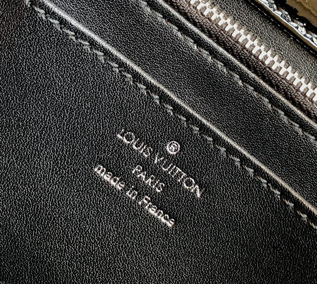 💰1280 (top layer leather) top original order, code changing chip M23045 dark gray M22891 beige M23601 brown M22891 black M12338 vanilla M24465 pink gradient M23682 dark blue M12434 blue gradient M22891 blue and white checkered M22891 red and white checkered M25107 silver M22891 patent leather M22892 black pink gradient M24186 light blue gradient M24465 nude pink gradient M12567 burgundy M11374 black hardware M12332 light coffee color M22890 white leather black stripes M23568 gray pink gradient M25106 Chinese red Top-quality original custom leather ~ colors are being updated continuously! This medium GO-14 bag is crafted from rich sheepskin leather with a quilted pattern that pays homage to the brand's traditional luggage designs. The Twist lock makes a striking statement, and the top handle can be carried by hand alone, or it can be transformed into a leather shoulder pad on the sliding chain strap for comfortable shoulder or cross-body wear. Dimensions: 23 x 16 x 10cm
