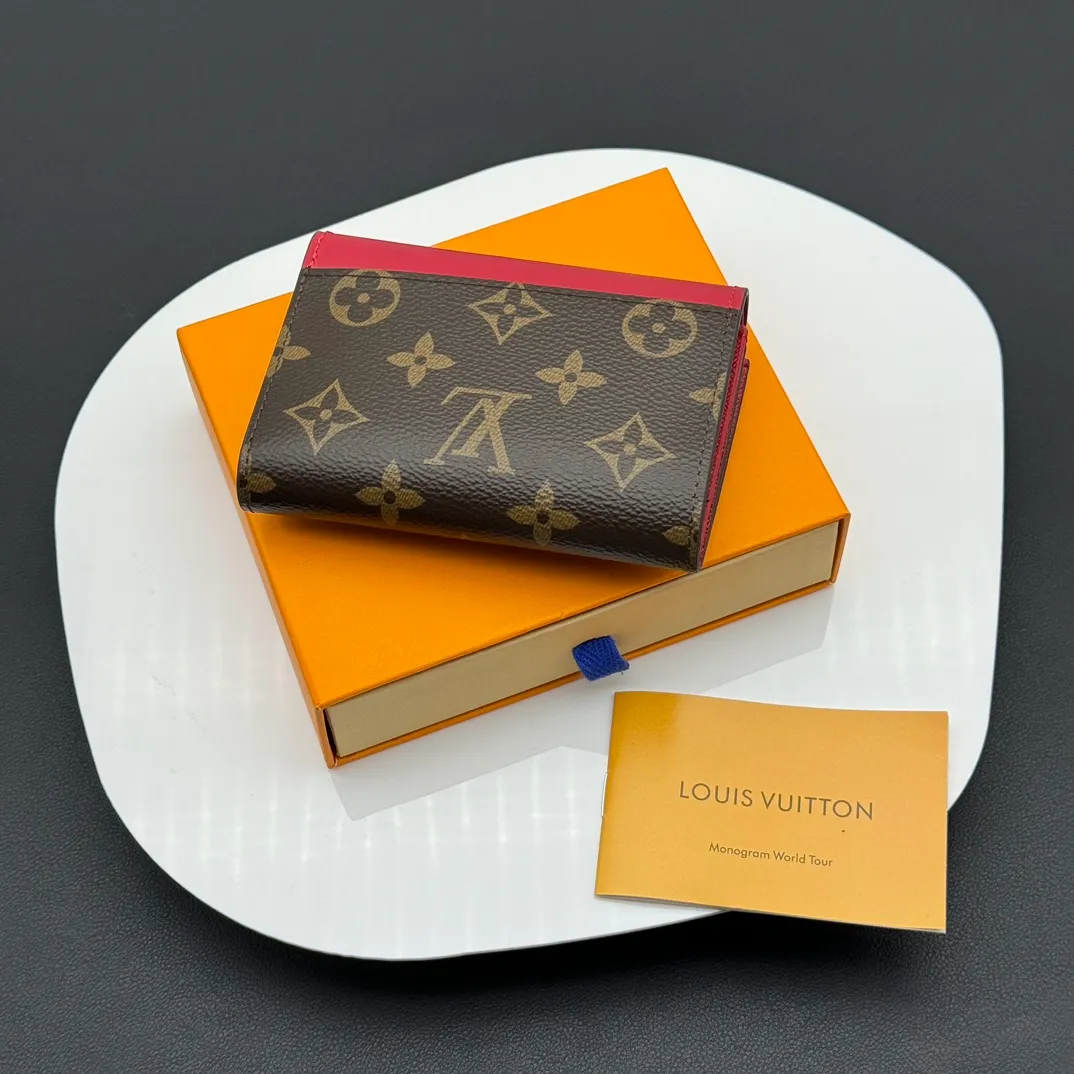 💰130 💎Upgraded original version🇫🇷 ZOÉ Wallet The Zoé wallet combines Damier Azur canvas and pastel leather to outline an envelope-like structure. The flip cover is decorated with gold Louis Vuitton snaps to welcome the coolness of summer. The compact design hides ample space, making it easy to store coins, banknotes and bank cards. It can also be placed in a pocket, handbag or clutch. Model: M60168 Dimensions: 9.5 x 7.5 x 3.0 cm (length x height x width).