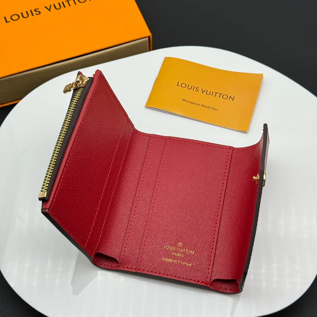 💰130 💎Upgraded original version🇫🇷 ZOÉ Wallet The Zoé wallet combines Damier Azur canvas and pastel leather to outline an envelope-like structure. The flip cover is decorated with gold Louis Vuitton snaps to welcome the coolness of summer. The compact design hides ample space, making it easy to store coins, banknotes and bank cards. It can also be placed in a pocket, handbag or clutch. Model: M60168 Dimensions: 9.5 x 7.5 x 3.0 cm (length x height x width).
