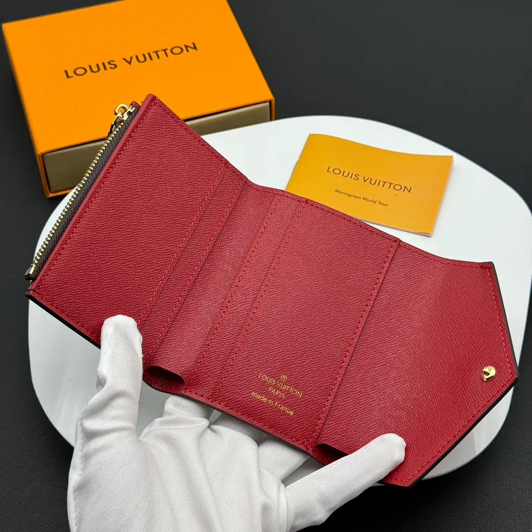 💰130 💎Upgraded original version🇫🇷 ZOÉ Wallet The Zoé wallet combines Damier Azur canvas and pastel leather to outline an envelope-like structure. The flip cover is decorated with gold Louis Vuitton snaps to welcome the coolness of summer. The compact design hides ample space, making it easy to store coins, banknotes and bank cards. It can also be placed in a pocket, handbag or clutch. Model: M60168 Dimensions: 9.5 x 7.5 x 3.0 cm (length x height x width).