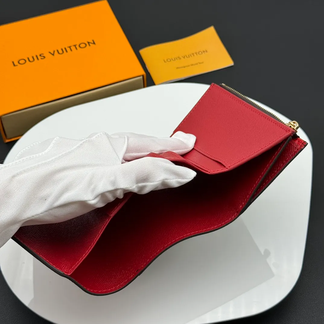 💰130 💎Upgraded original version🇫🇷 ZOÉ Wallet The Zoé wallet combines Damier Azur canvas and pastel leather to outline an envelope-like structure. The flip cover is decorated with gold Louis Vuitton snaps to welcome the coolness of summer. The compact design hides ample space, making it easy to store coins, banknotes and bank cards. It can also be placed in a pocket, handbag or clutch. Model: M60168 Dimensions: 9.5 x 7.5 x 3.0 cm (length x height x width).