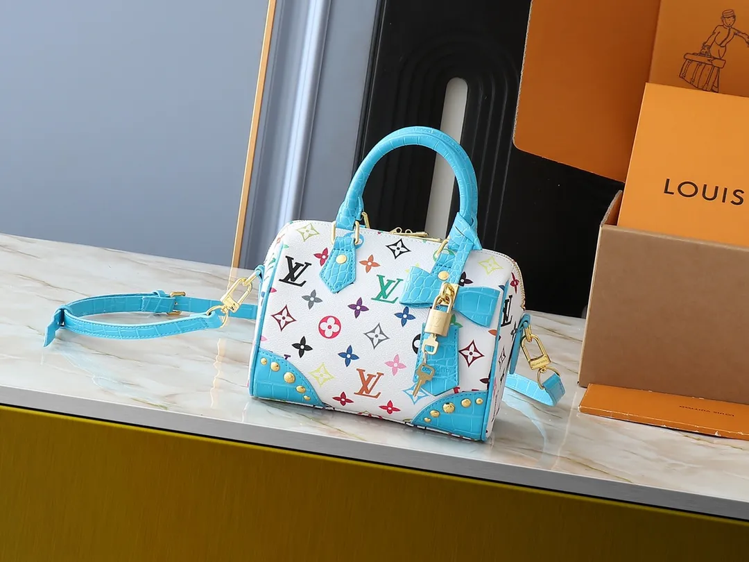 💰280💰Upgraded original crocodile pattern M58953 M46234 M46222 Speedy Bandoulière 20 handbag is made of soft coated canvas, and the full-length Monogram pattern is traced in colorful rainbow tones, highlighting the smart style of the Louis Vuitton x Murakami reissue series. The Toron handle and detachable shoulder strap are constructed of cow leather, the metal corners recall classic luggage elements, and the bow-shaped key bag and padlock add brand touches. Dimensions: 20.5 x 13.5 x 12.0 cm (length x height x width)