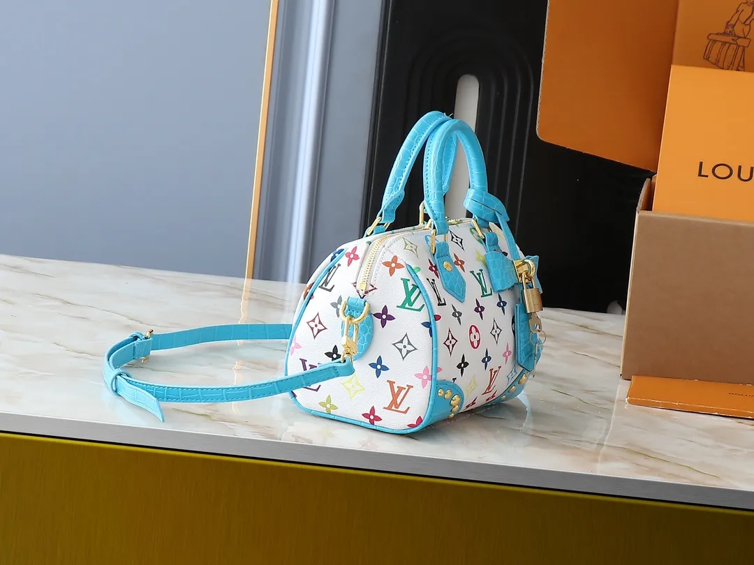 💰280💰Upgraded original crocodile pattern M58953 M46234 M46222 Speedy Bandoulière 20 handbag is made of soft coated canvas, and the full-length Monogram pattern is traced in colorful rainbow tones, highlighting the smart style of the Louis Vuitton x Murakami reissue series. The Toron handle and detachable shoulder strap are constructed of cow leather, the metal corners recall classic luggage elements, and the bow-shaped key bag and padlock add brand touches. Dimensions: 20.5 x 13.5 x 12.0 cm (length x height x width)