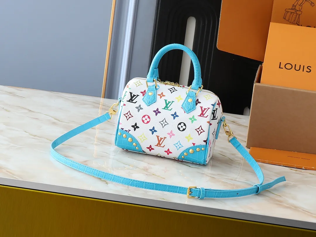 💰280💰Upgraded original crocodile pattern M58953 M46234 M46222 Speedy Bandoulière 20 handbag is made of soft coated canvas, and the full-length Monogram pattern is traced in colorful rainbow tones, highlighting the smart style of the Louis Vuitton x Murakami reissue series. The Toron handle and detachable shoulder strap are constructed of cow leather, the metal corners recall classic luggage elements, and the bow-shaped key bag and padlock add brand touches. Dimensions: 20.5 x 13.5 x 12.0 cm (length x height x width)