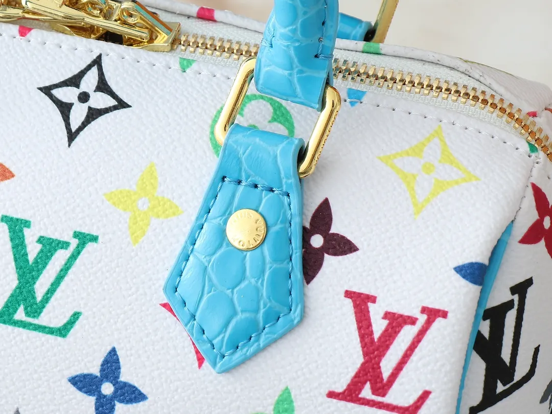 💰280💰Upgraded original crocodile pattern M58953 M46234 M46222 Speedy Bandoulière 20 handbag is made of soft coated canvas, and the full-length Monogram pattern is traced in colorful rainbow tones, highlighting the smart style of the Louis Vuitton x Murakami reissue series. The Toron handle and detachable shoulder strap are constructed of cow leather, the metal corners recall classic luggage elements, and the bow-shaped key bag and padlock add brand touches. Dimensions: 20.5 x 13.5 x 12.0 cm (length x height x width)