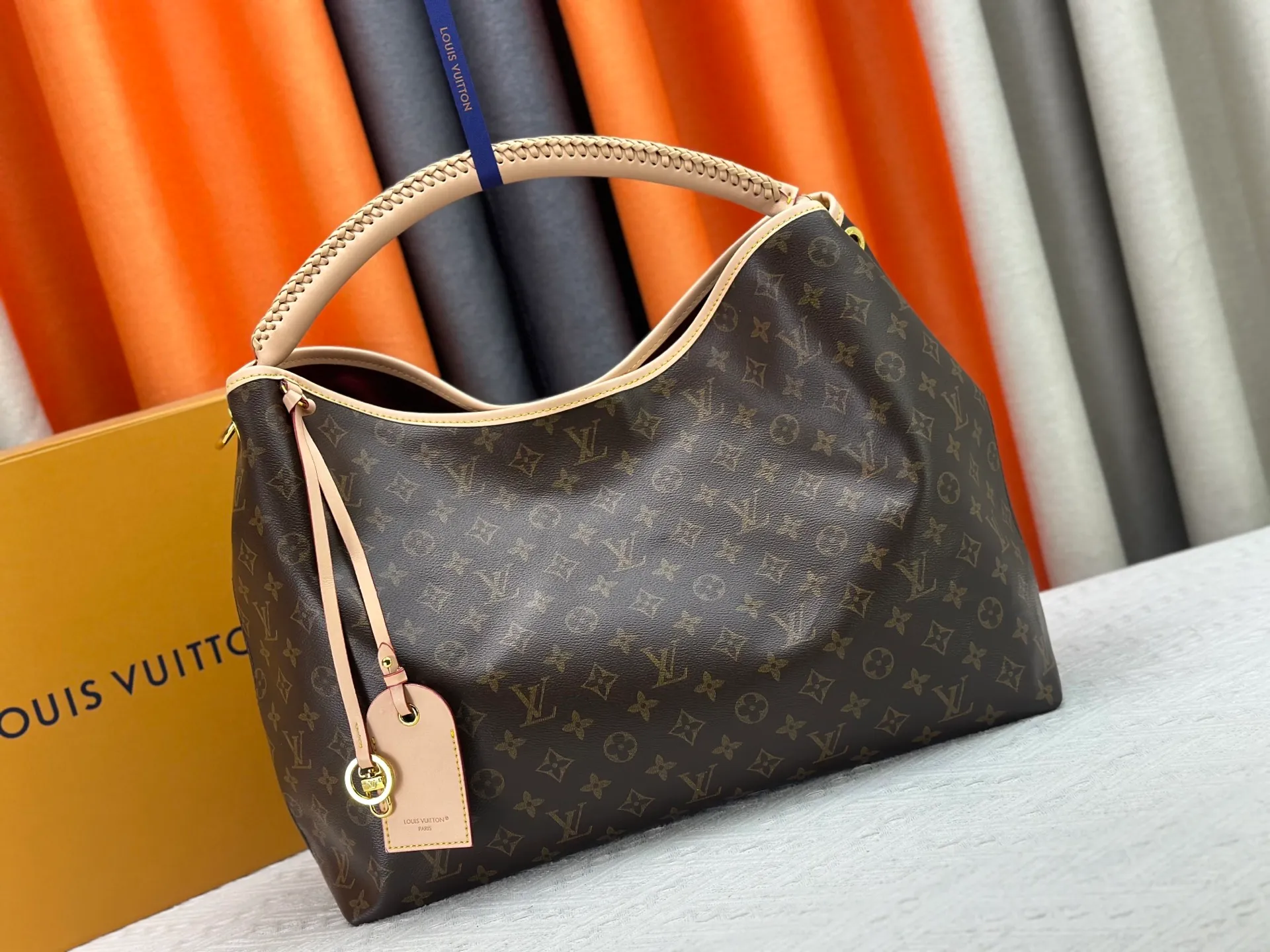 P280 upgrades the original M40249 M25877 Again handbag, a new interpretation of the iconic Artsy design first launched in 2010, now more flexible, more iconic and more refined. Rooted in LV’s DNA, this bag pays homage to Louis Vuitton’s craftsmanship with its classic Monogram canvas base, hand-woven handles and customizable name tag. It's spacious enough to hold a laptop and opens to reveal multiple pockets. Gold hooks can be used to hang playful accessories! ! Size:50x30x15.5CM