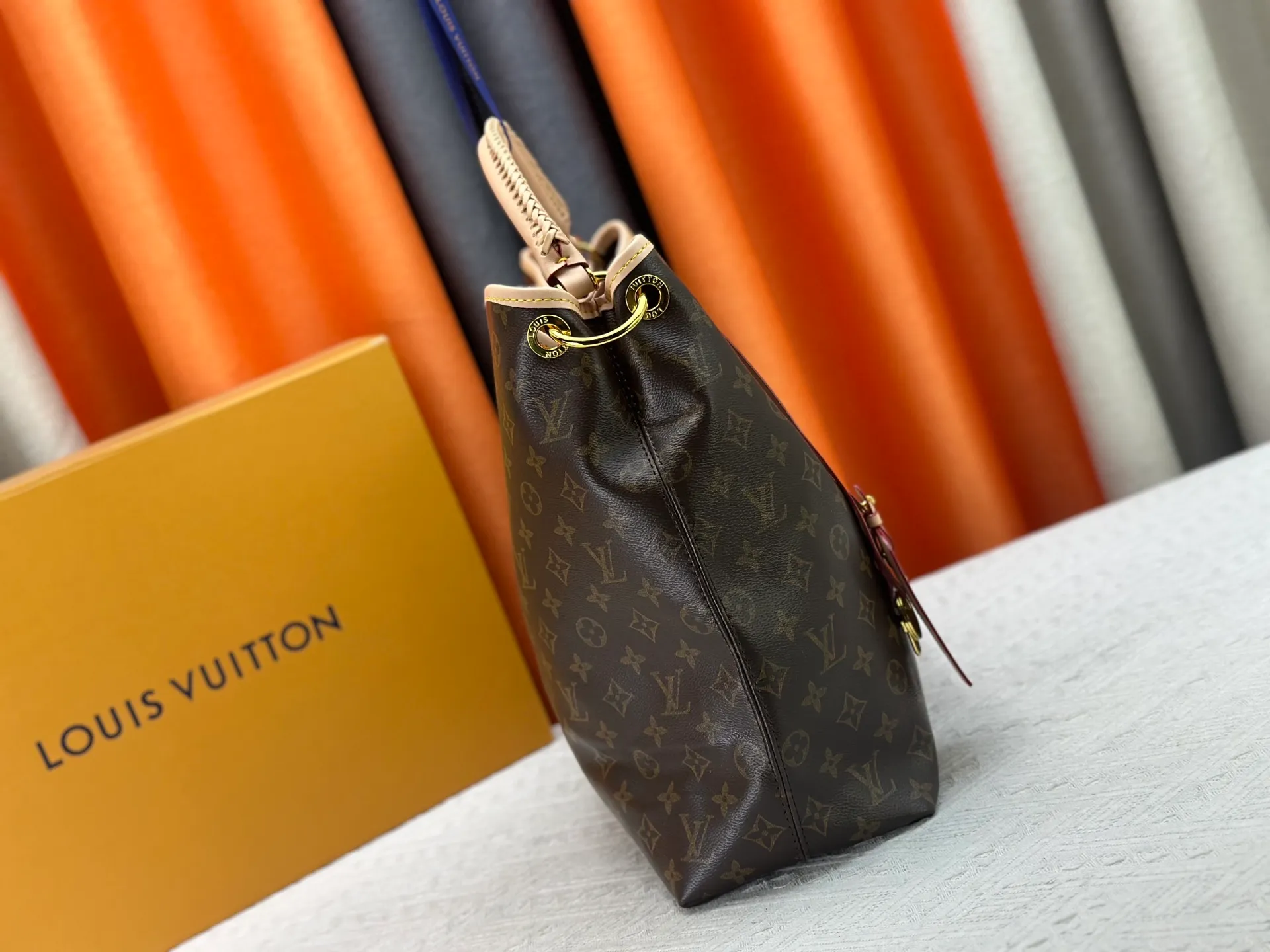 P280 upgrades the original M40249 M25877 Again handbag, a new interpretation of the iconic Artsy design first launched in 2010, now more flexible, more iconic and more refined. Rooted in LV’s DNA, this bag pays homage to Louis Vuitton’s craftsmanship with its classic Monogram canvas base, hand-woven handles and customizable name tag. It's spacious enough to hold a laptop and opens to reveal multiple pockets. Gold hooks can be used to hang playful accessories! ! Size:50x30x15.5CM