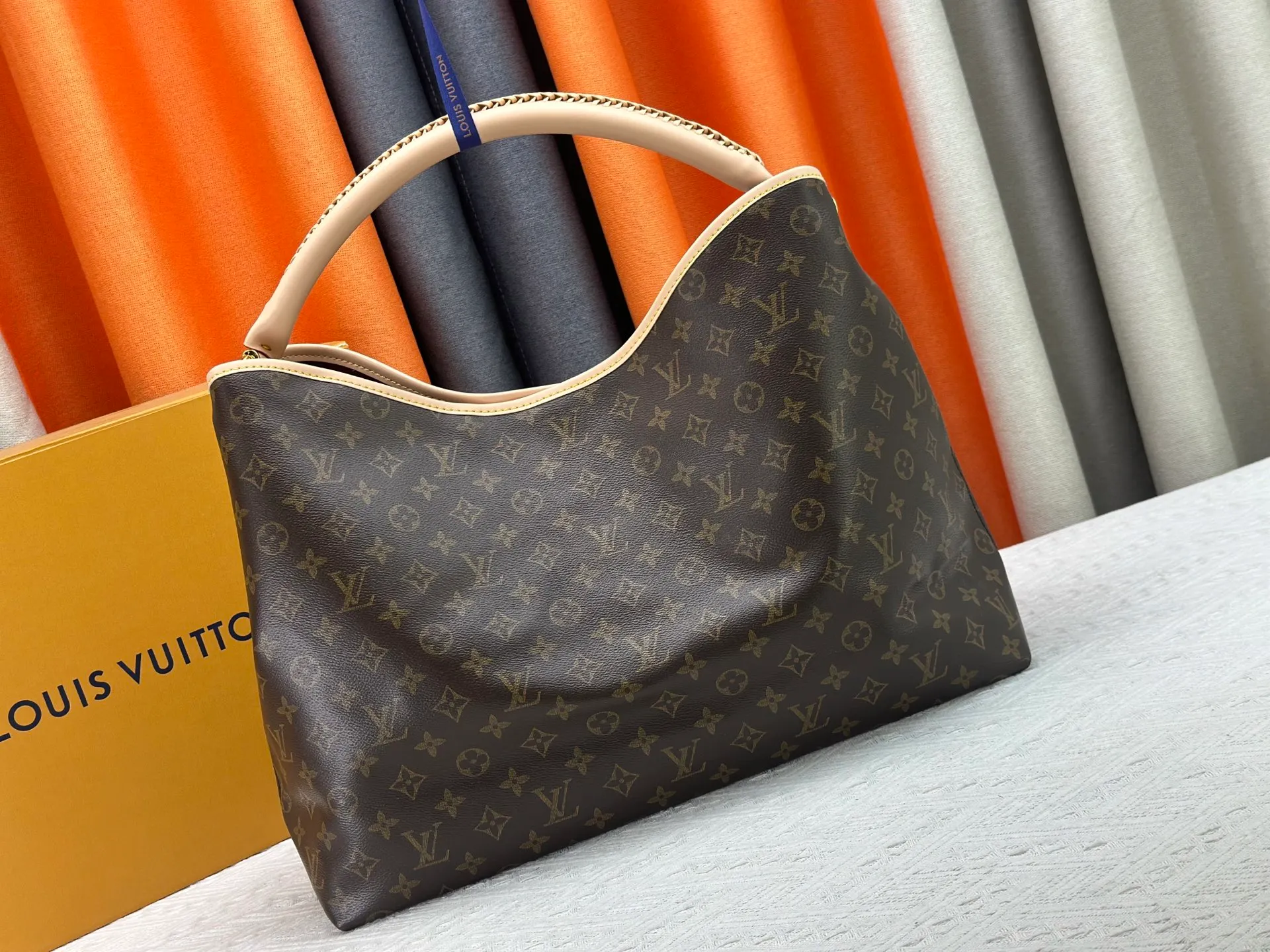 P280 upgrades the original M40249 M25877 Again handbag, a new interpretation of the iconic Artsy design first launched in 2010, now more flexible, more iconic and more refined. Rooted in LV’s DNA, this bag pays homage to Louis Vuitton’s craftsmanship with its classic Monogram canvas base, hand-woven handles and customizable name tag. It's spacious enough to hold a laptop and opens to reveal multiple pockets. Gold hooks can be used to hang playful accessories! ! Size:50x30x15.5CM