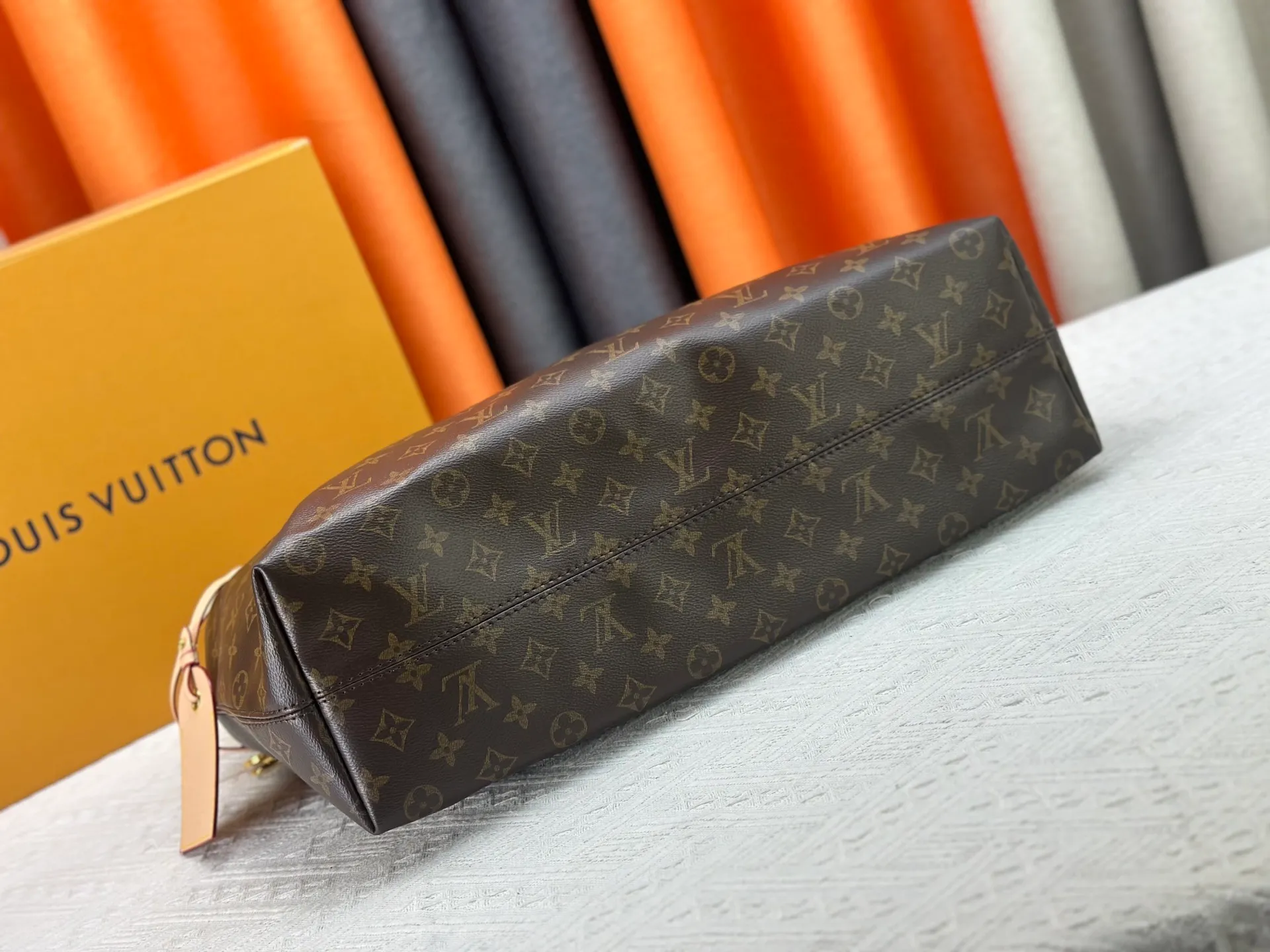 P280 upgrades the original M40249 M25877 Again handbag, a new interpretation of the iconic Artsy design first launched in 2010, now more flexible, more iconic and more refined. Rooted in LV’s DNA, this bag pays homage to Louis Vuitton’s craftsmanship with its classic Monogram canvas base, hand-woven handles and customizable name tag. It's spacious enough to hold a laptop and opens to reveal multiple pockets. Gold hooks can be used to hang playful accessories! ! Size:50x30x15.5CM