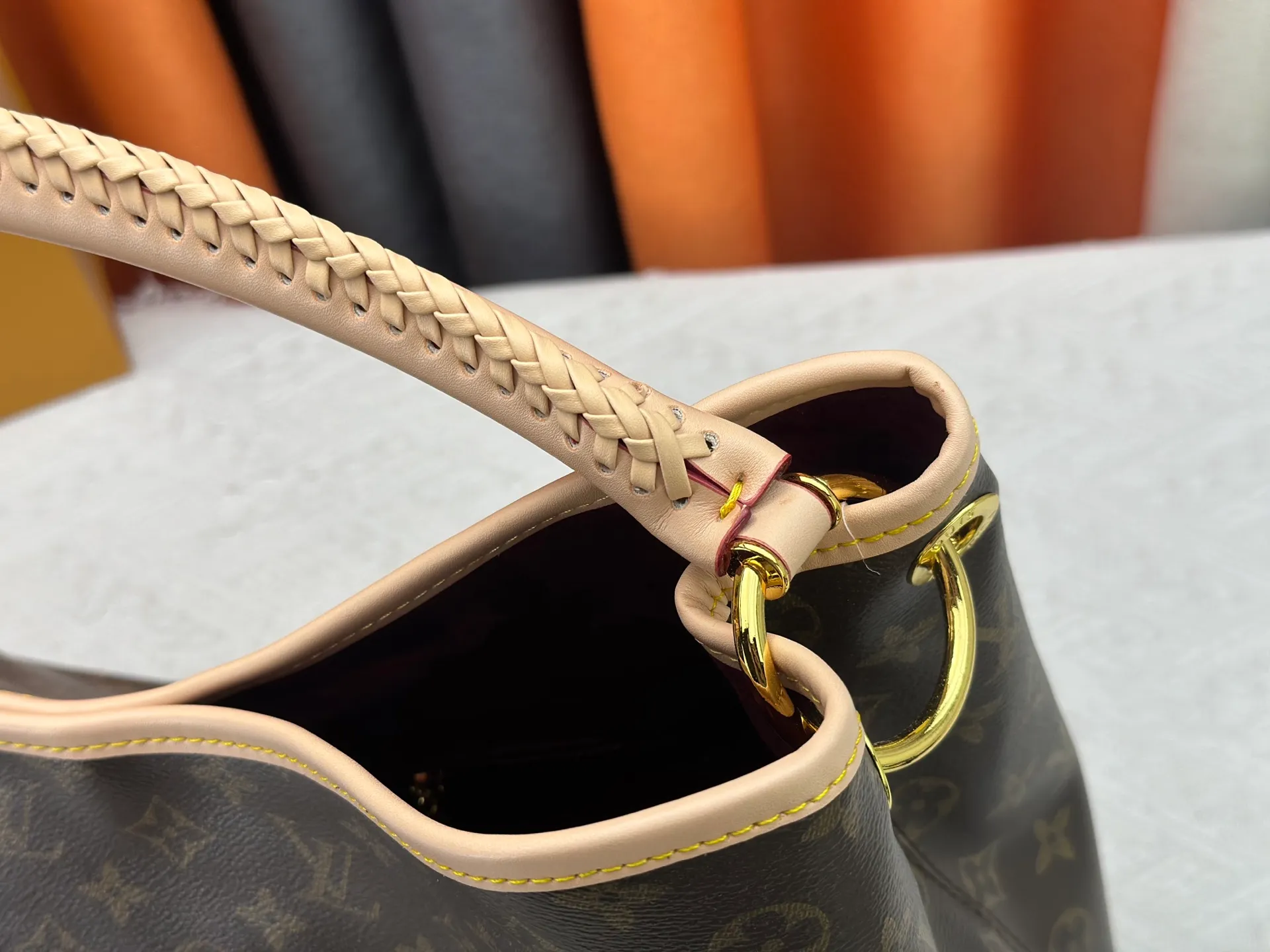 P280 upgrades the original M40249 M25877 Again handbag, a new interpretation of the iconic Artsy design first launched in 2010, now more flexible, more iconic and more refined. Rooted in LV’s DNA, this bag pays homage to Louis Vuitton’s craftsmanship with its classic Monogram canvas base, hand-woven handles and customizable name tag. It's spacious enough to hold a laptop and opens to reveal multiple pockets. Gold hooks can be used to hang playful accessories! ! Size:50x30x15.5CM