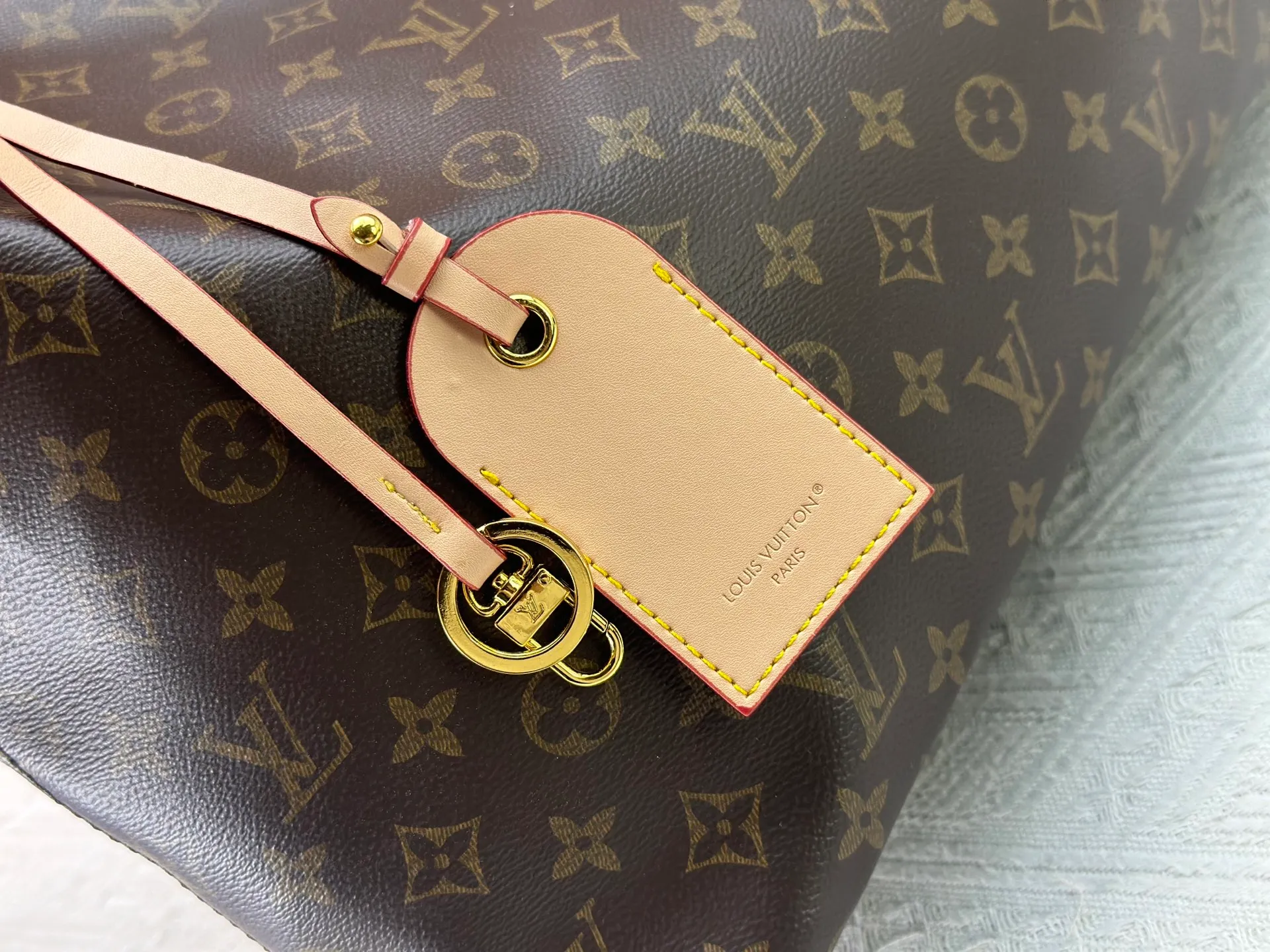 P280 upgrades the original M40249 M25877 Again handbag, a new interpretation of the iconic Artsy design first launched in 2010, now more flexible, more iconic and more refined. Rooted in LV’s DNA, this bag pays homage to Louis Vuitton’s craftsmanship with its classic Monogram canvas base, hand-woven handles and customizable name tag. It's spacious enough to hold a laptop and opens to reveal multiple pockets. Gold hooks can be used to hang playful accessories! ! Size:50x30x15.5CM