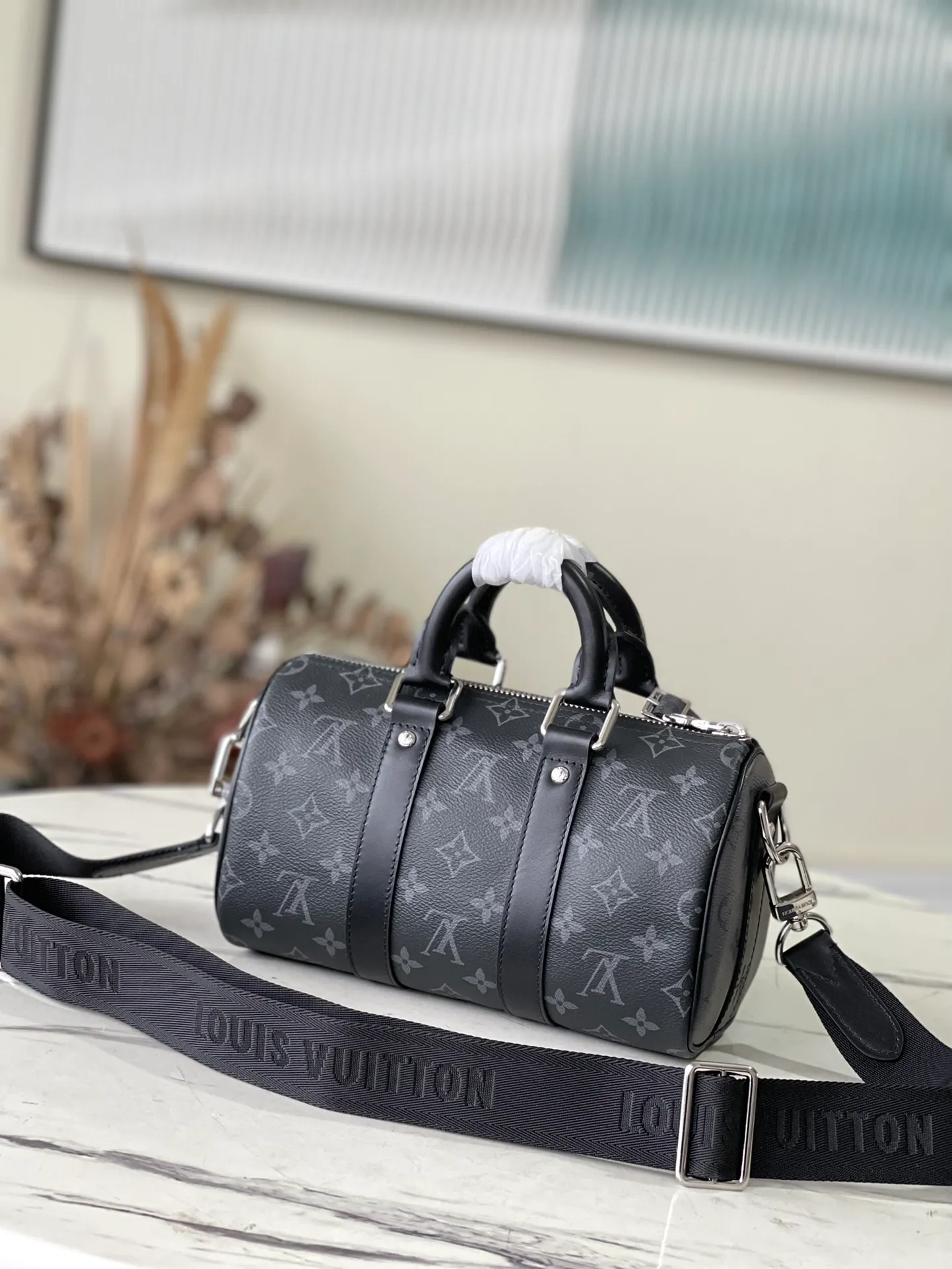 💰820 Top Original M46271 Black Flower This Keepall 25 handbag is made of Monogram Eclipse Reverse canvas, showing an elegant reinterpretation of the classic pattern. Reinforced straps and leather name tags are signature elements of the Keepall collection, while a zipper closure keeps personal items safe and secure. Dimensions: 25 x 15 x 11 cm