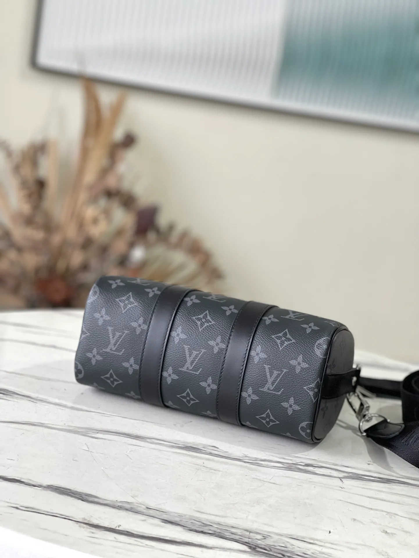 💰820 Top Original M46271 Black Flower This Keepall 25 handbag is made of Monogram Eclipse Reverse canvas, showing an elegant reinterpretation of the classic pattern. Reinforced straps and leather name tags are signature elements of the Keepall collection, while a zipper closure keeps personal items safe and secure. Dimensions: 25 x 15 x 11 cm