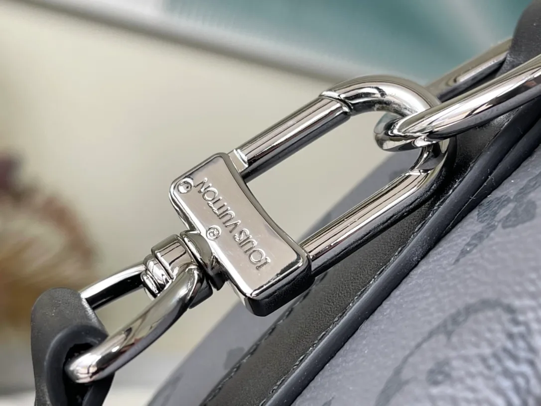💰820 Top Original M46271 Black Flower This Keepall 25 handbag is made of Monogram Eclipse Reverse canvas, showing an elegant reinterpretation of the classic pattern. Reinforced straps and leather name tags are signature elements of the Keepall collection, while a zipper closure keeps personal items safe and secure. Dimensions: 25 x 15 x 11 cm