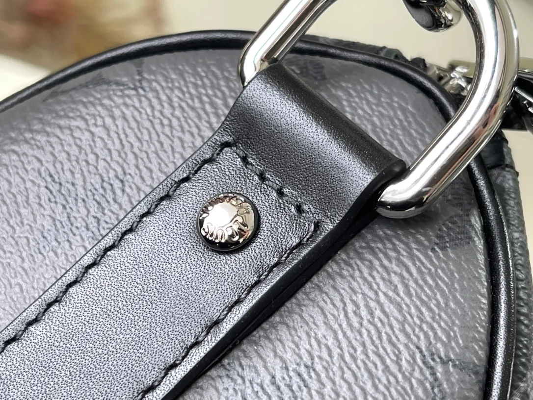💰820 Top Original M46271 Black Flower This Keepall 25 handbag is made of Monogram Eclipse Reverse canvas, showing an elegant reinterpretation of the classic pattern. Reinforced straps and leather name tags are signature elements of the Keepall collection, while a zipper closure keeps personal items safe and secure. Dimensions: 25 x 15 x 11 cm
