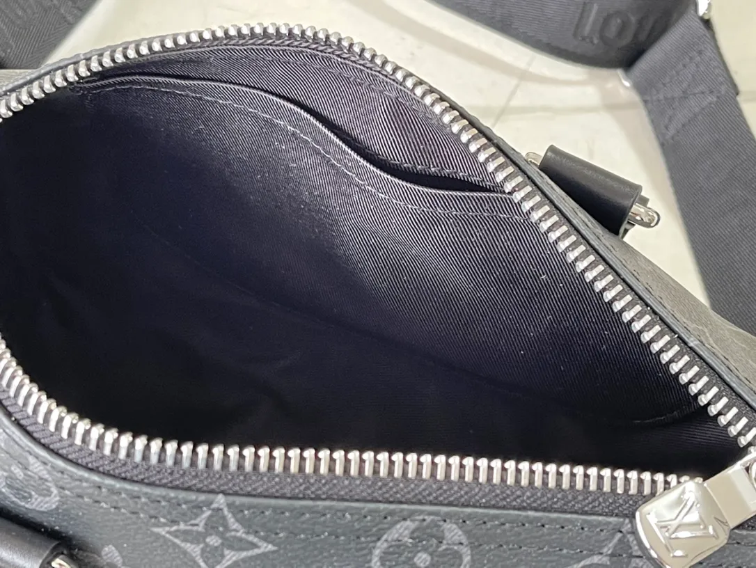 💰820 Top Original M46271 Black Flower This Keepall 25 handbag is made of Monogram Eclipse Reverse canvas, showing an elegant reinterpretation of the classic pattern. Reinforced straps and leather name tags are signature elements of the Keepall collection, while a zipper closure keeps personal items safe and secure. Dimensions: 25 x 15 x 11 cm