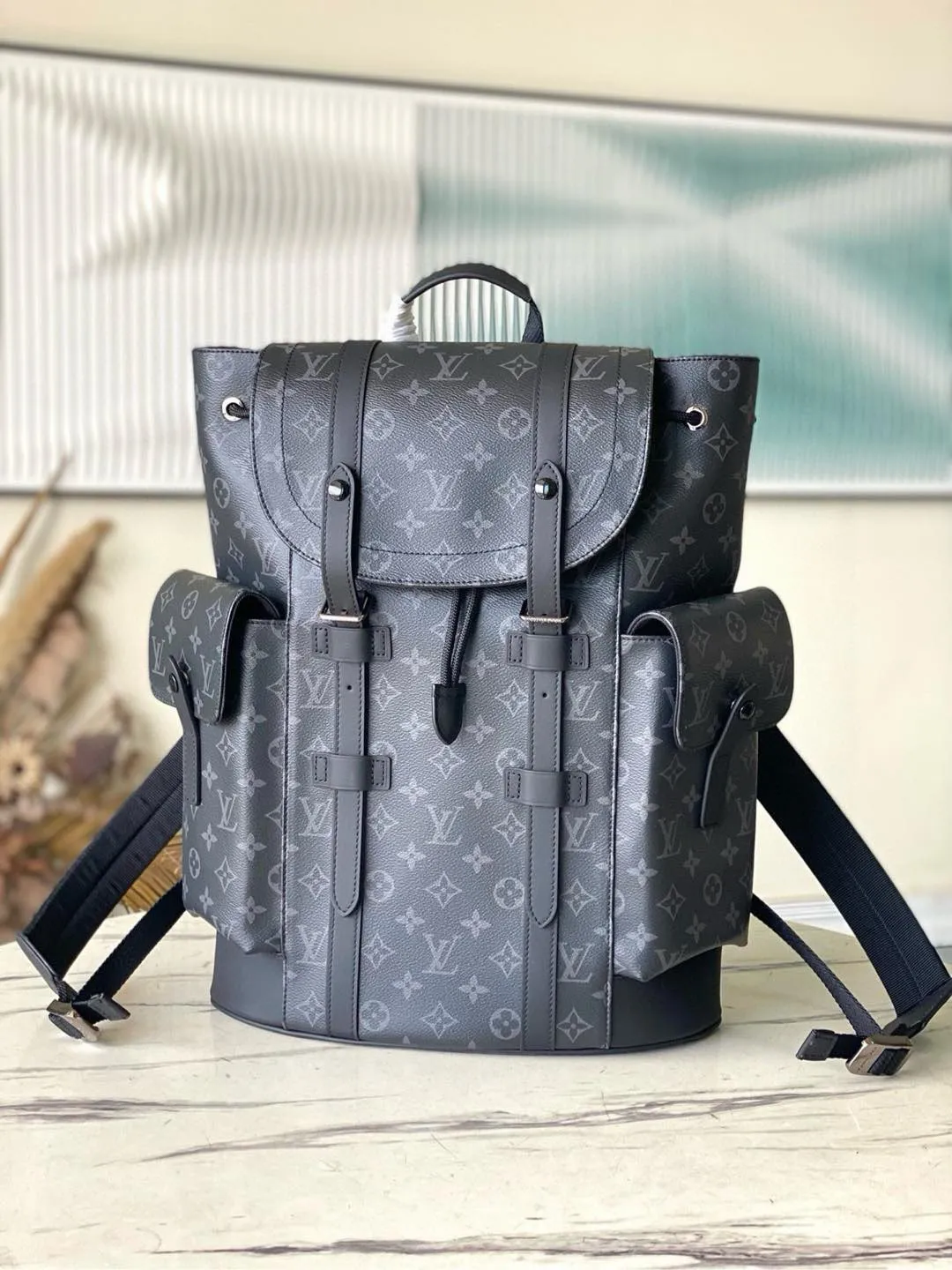 💰1000 Top Original M41379 Black Flower Medium Christopher Medium Backpack uses Monogram canvas to interpret the rugged and simple spirit of a hiking bag. Its unique style is suitable for both work and entertainment, highlighting a high-quality lifestyle. Dimensions: 38 x 44 x 21 cm