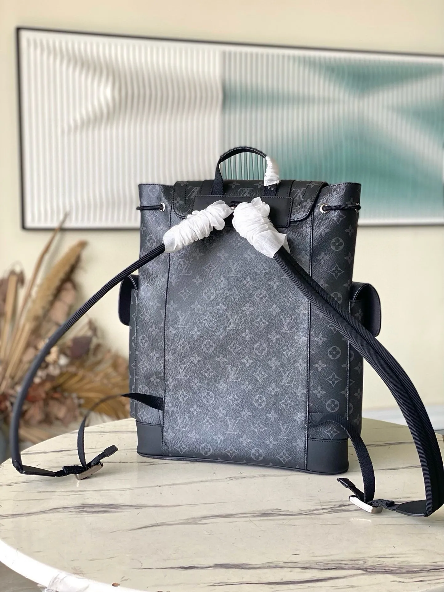 💰1000 Top Original M41379 Black Flower Medium Christopher Medium Backpack uses Monogram canvas to interpret the rugged and simple spirit of a hiking bag. Its unique style is suitable for both work and entertainment, highlighting a high-quality lifestyle. Dimensions: 38 x 44 x 21 cm