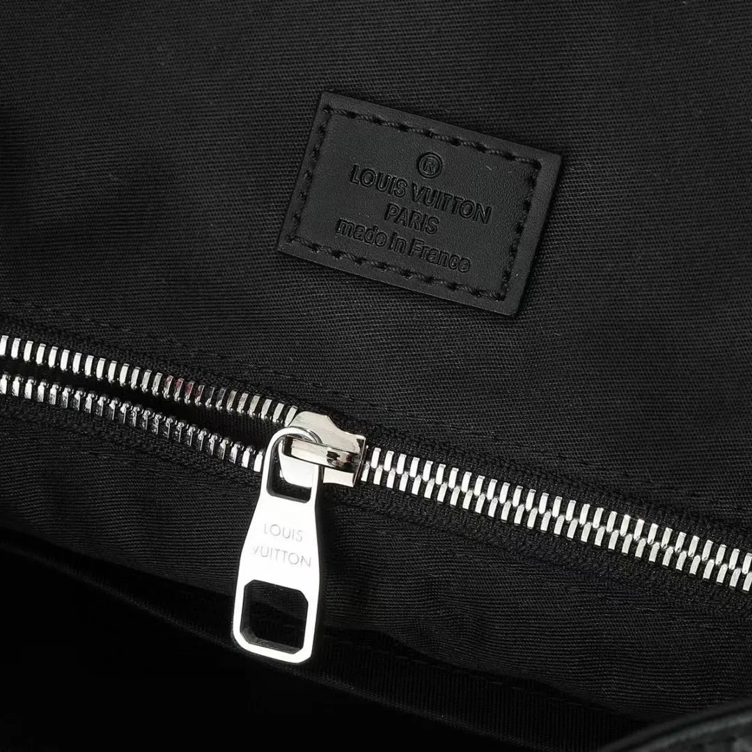 💰1000 Top Original M41379 Black Flower Medium Christopher Medium Backpack uses Monogram canvas to interpret the rugged and simple spirit of a hiking bag. Its unique style is suitable for both work and entertainment, highlighting a high-quality lifestyle. Dimensions: 38 x 44 x 21 cm