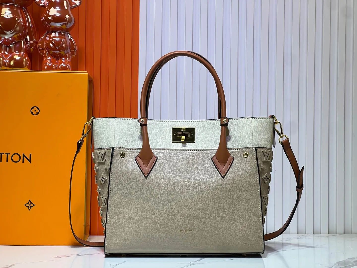 Batch 380💰Upgraded original [M53826 black embroidery M53825 apricot embroidery M53824 MM53823 presbyopia with black]🔥On My Side handbag shows the elegant fusion of calfskin and classic Monogram canvas. Contrasting canvas shapes the large outer pocket, creating a trompe l'oeil effect as if two handbags merge into one. Plenty of space can easily accommodate office needs, and the adjustable shoulder strap allows for a cross-body style. Dimensions: 30.5 x 24.5 x 14 cm (Length x Height x Width) - Calfskin and Monogram coated canvas - Cowhide leather trim - Microfiber lining - 2 top handles for hand or elbow carry - Adjustable shoulder strap for shoulder or cross-body wear - Lock closure - 2 outer pockets with magnetic closure - Zip pocket - 1 patch pocket