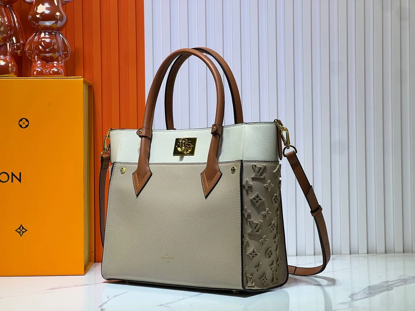 Batch 380💰Upgraded original [M53826 black embroidery M53825 apricot embroidery M53824 MM53823 presbyopia with black]🔥On My Side handbag shows the elegant fusion of calfskin and classic Monogram canvas. Contrasting canvas shapes the large outer pocket, creating a trompe l'oeil effect as if two handbags merge into one. Plenty of space can easily accommodate office needs, and the adjustable shoulder strap allows for a cross-body style. Dimensions: 30.5 x 24.5 x 14 cm (Length x Height x Width) - Calfskin and Monogram coated canvas - Cowhide leather trim - Microfiber lining - 2 top handles for hand or elbow carry - Adjustable shoulder strap for shoulder or cross-body wear - Lock closure - 2 outer pockets with magnetic closure - Zip pocket - 1 patch pocket