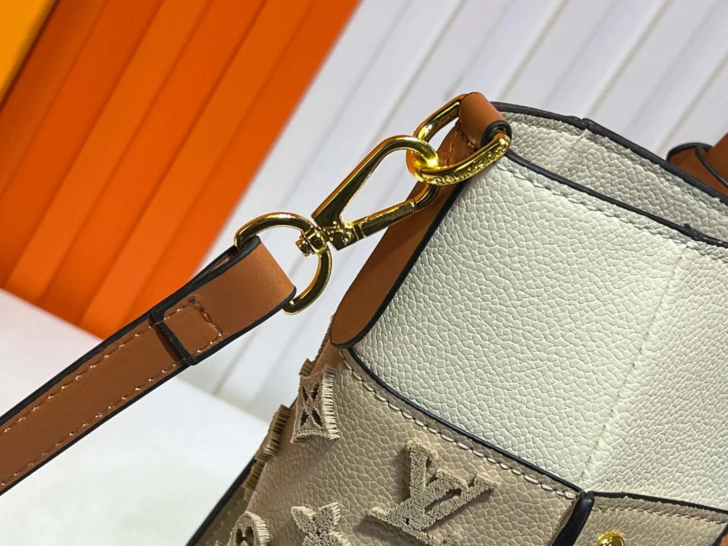 Batch 380💰Upgraded original [M53826 black embroidery M53825 apricot embroidery M53824 MM53823 presbyopia with black]🔥On My Side handbag shows the elegant fusion of calfskin and classic Monogram canvas. Contrasting canvas shapes the large outer pocket, creating a trompe l'oeil effect as if two handbags merge into one. Plenty of space can easily accommodate office needs, and the adjustable shoulder strap allows for a cross-body style. Dimensions: 30.5 x 24.5 x 14 cm (Length x Height x Width) - Calfskin and Monogram coated canvas - Cowhide leather trim - Microfiber lining - 2 top handles for hand or elbow carry - Adjustable shoulder strap for shoulder or cross-body wear - Lock closure - 2 outer pockets with magnetic closure - Zip pocket - 1 patch pocket