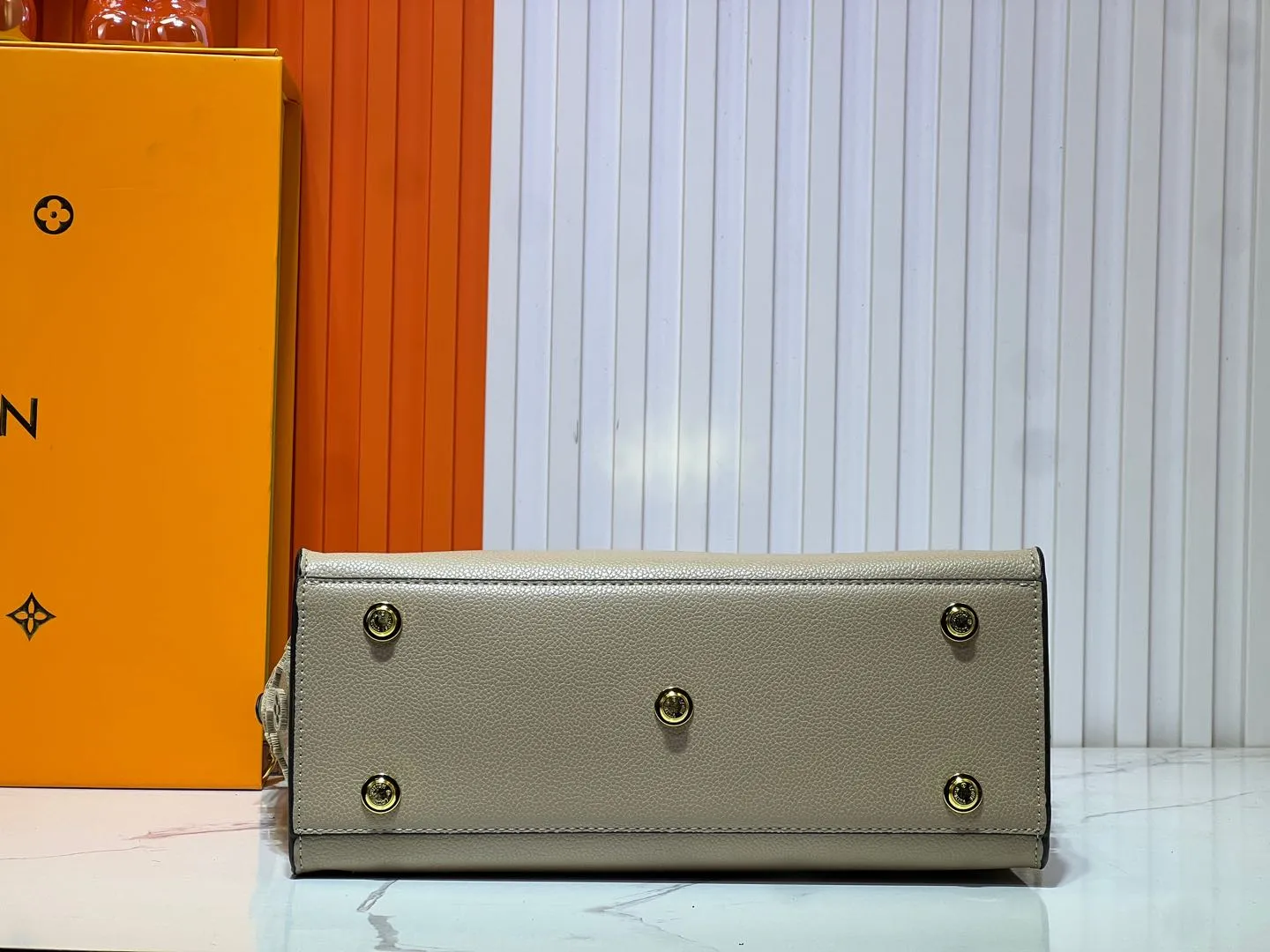Batch 380💰Upgraded original [M53826 black embroidery M53825 apricot embroidery M53824 MM53823 presbyopia with black]🔥On My Side handbag shows the elegant fusion of calfskin and classic Monogram canvas. Contrasting canvas shapes the large outer pocket, creating a trompe l'oeil effect as if two handbags merge into one. Plenty of space can easily accommodate office needs, and the adjustable shoulder strap allows for a cross-body style. Dimensions: 30.5 x 24.5 x 14 cm (Length x Height x Width) - Calfskin and Monogram coated canvas - Cowhide leather trim - Microfiber lining - 2 top handles for hand or elbow carry - Adjustable shoulder strap for shoulder or cross-body wear - Lock closure - 2 outer pockets with magnetic closure - Zip pocket - 1 patch pocket