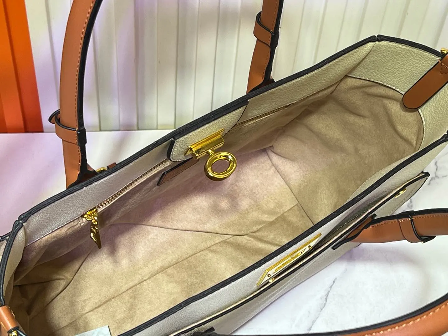 Batch 380💰Upgraded original [M53826 black embroidery M53825 apricot embroidery M53824 MM53823 presbyopia with black]🔥On My Side handbag shows the elegant fusion of calfskin and classic Monogram canvas. Contrasting canvas shapes the large outer pocket, creating a trompe l'oeil effect as if two handbags merge into one. Plenty of space can easily accommodate office needs, and the adjustable shoulder strap allows for a cross-body style. Dimensions: 30.5 x 24.5 x 14 cm (Length x Height x Width) - Calfskin and Monogram coated canvas - Cowhide leather trim - Microfiber lining - 2 top handles for hand or elbow carry - Adjustable shoulder strap for shoulder or cross-body wear - Lock closure - 2 outer pockets with magnetic closure - Zip pocket - 1 patch pocket