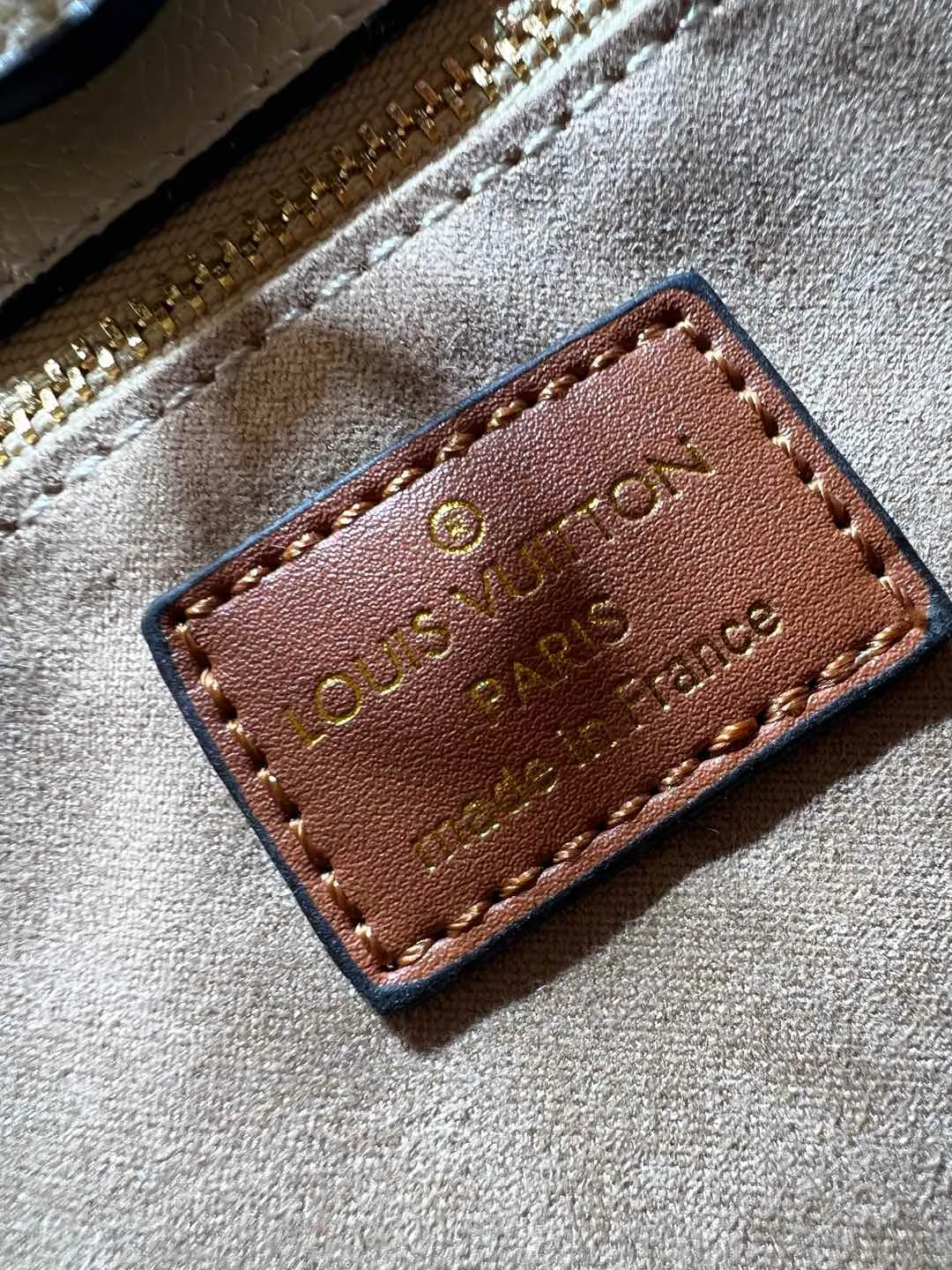 Batch 380💰Upgraded original [M53826 black embroidery M53825 apricot embroidery M53824 MM53823 presbyopia with black]🔥On My Side handbag shows the elegant fusion of calfskin and classic Monogram canvas. Contrasting canvas shapes the large outer pocket, creating a trompe l'oeil effect as if two handbags merge into one. Plenty of space can easily accommodate office needs, and the adjustable shoulder strap allows for a cross-body style. Dimensions: 30.5 x 24.5 x 14 cm (Length x Height x Width) - Calfskin and Monogram coated canvas - Cowhide leather trim - Microfiber lining - 2 top handles for hand or elbow carry - Adjustable shoulder strap for shoulder or cross-body wear - Lock closure - 2 outer pockets with magnetic closure - Zip pocket - 1 patch pocket