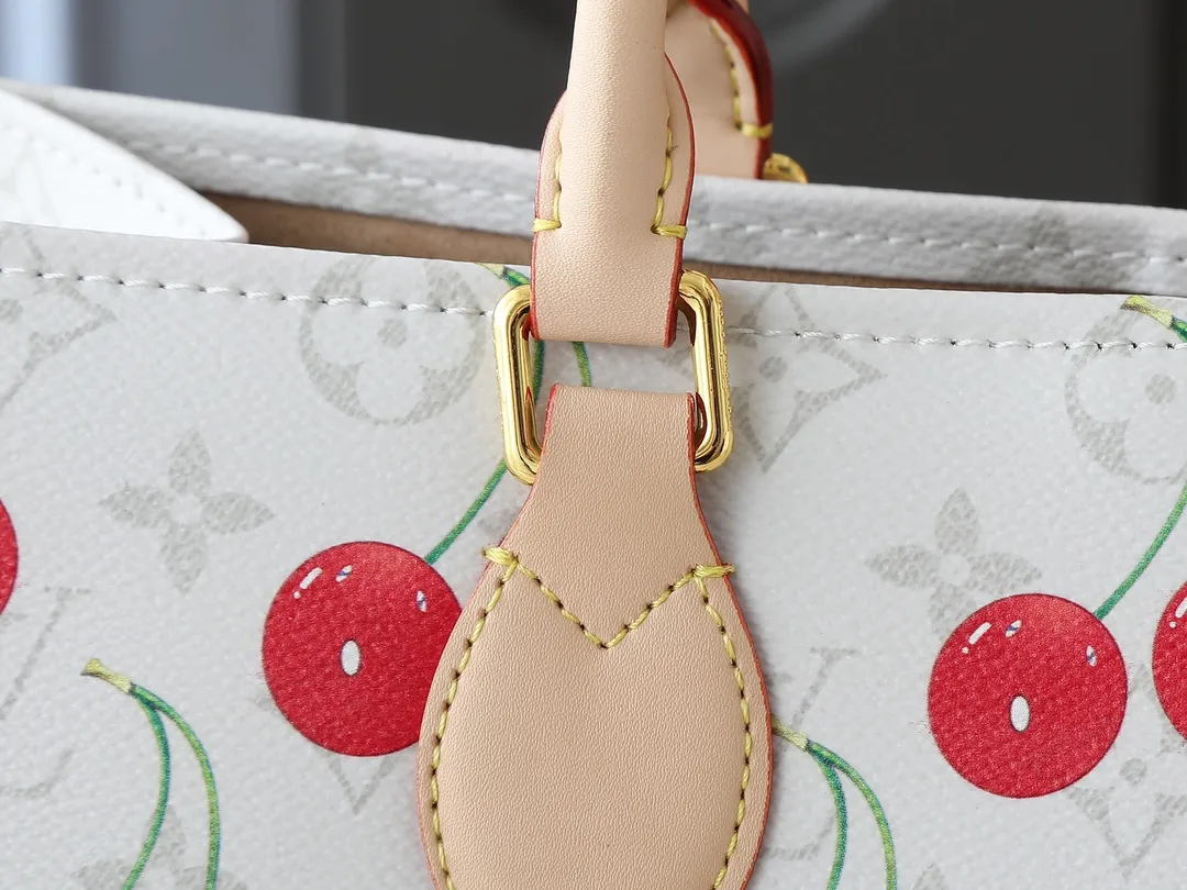 💰260💰Upgraded original version 🔥New style🔥M45039 M45321 M44571 This Onthego medium handbag combines classic Monogram canvas and Monogram Reverse canvas on both sides to present completely different styles. Toron's dual handles and shoulder strap allow for a variety of carrying options. Dimensions: 34.0 x 26.0 x 13.0 cm (length x height x width)