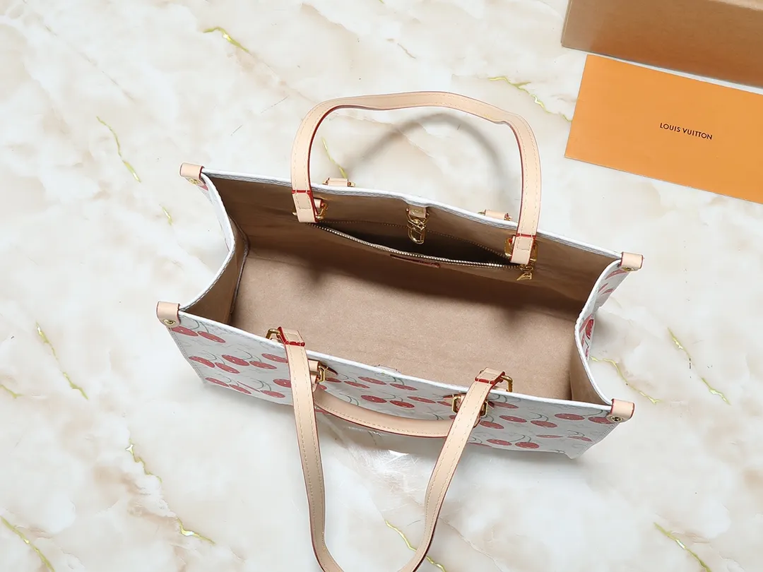 💰260💰Upgraded original version 🔥New style🔥M45039 M45321 M44571 This Onthego medium handbag combines classic Monogram canvas and Monogram Reverse canvas on both sides to present completely different styles. Toron's dual handles and shoulder strap allow for a variety of carrying options. Dimensions: 34.0 x 26.0 x 13.0 cm (length x height x width)