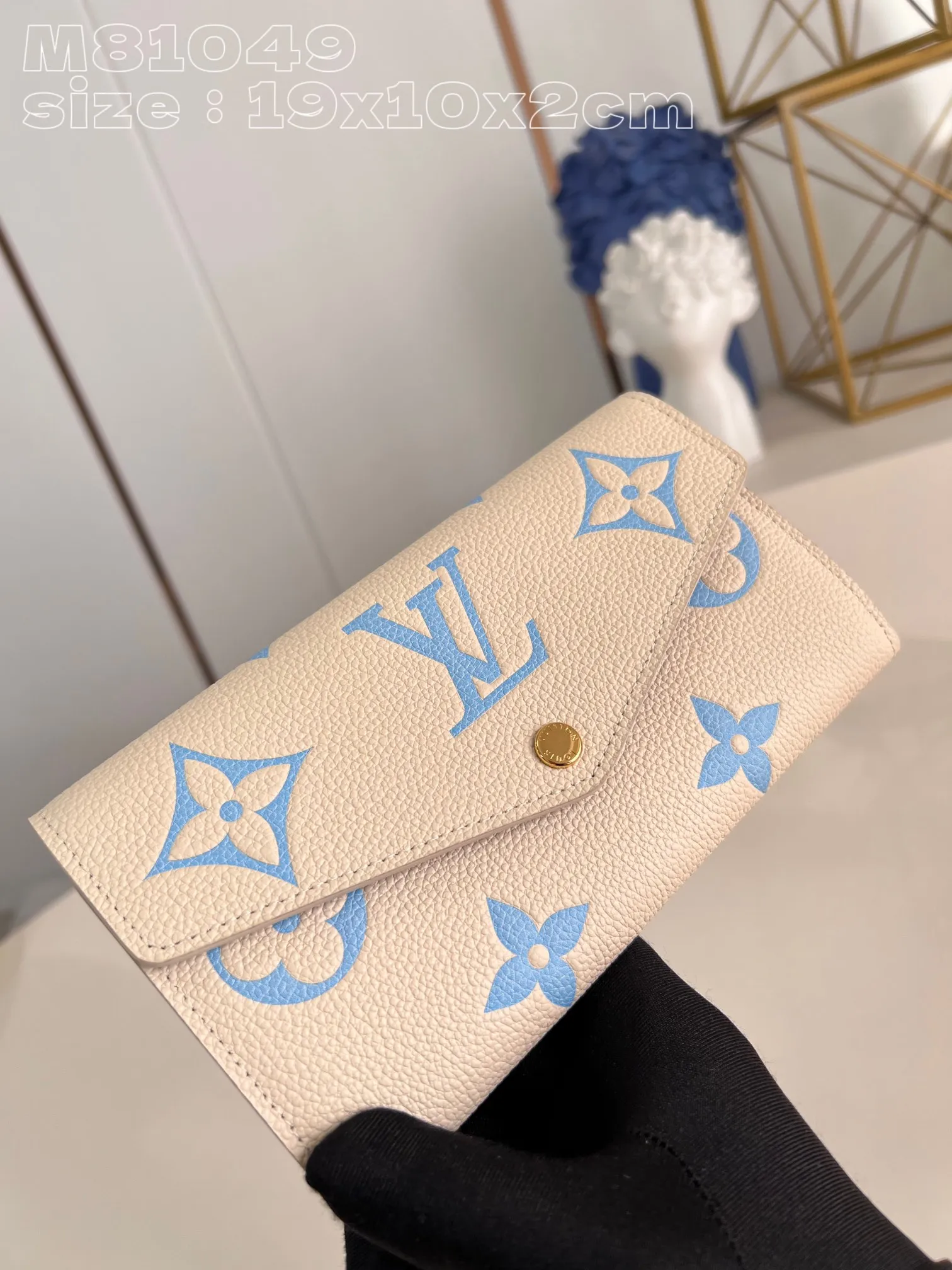 💰160 💎Upgraded from the original version🇫🇷 This Sarah wallet is made of soft Monogram Empreinte grained cow leather embossed with the classic Monogram pattern, with an envelope-style flap to open the credit card compartment and zippered coin pocket. Model: 81049 haze blue. Dimensions: 19 x 10.5 x 2 cm (length x height x width)