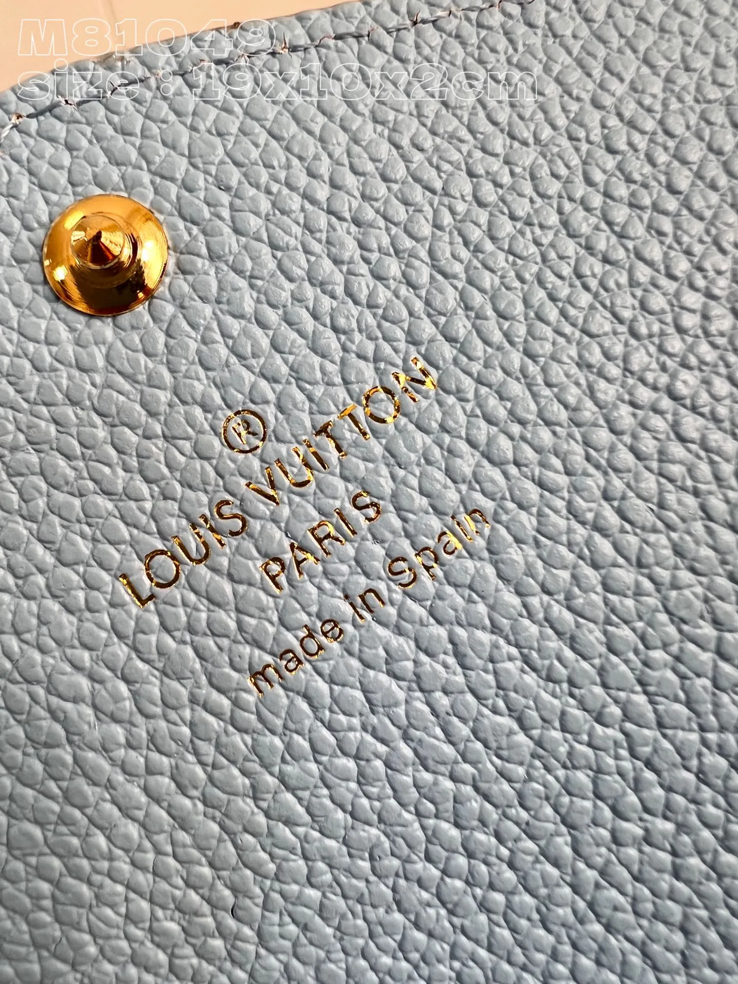 💰160 💎Upgraded from the original version🇫🇷 This Sarah wallet is made of soft Monogram Empreinte grained cow leather embossed with the classic Monogram pattern, with an envelope-style flap to open the credit card compartment and zippered coin pocket. Model: 81049 haze blue. Dimensions: 19 x 10.5 x 2 cm (length x height x width)