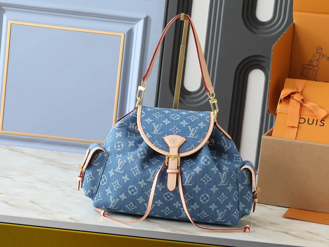 💰280💰Upgraded from the original M25554 M25085 Odyssée handbag from the 2025 early autumn series, it cleverly recalls the Excursion backpack design of the 2024 Cruise early spring series, paying tribute to Louis Vuitton's travel heritage with a classic touch. The cowhide leather body is decorated with the Monogram Bold pattern, and the decorative buckle and detachable chain are the finishing touches. The side pockets allow you to easily carry your keys or lipstick. Dimensions: 27.0 x 17.0 x 12.0 cm (length x height x width)