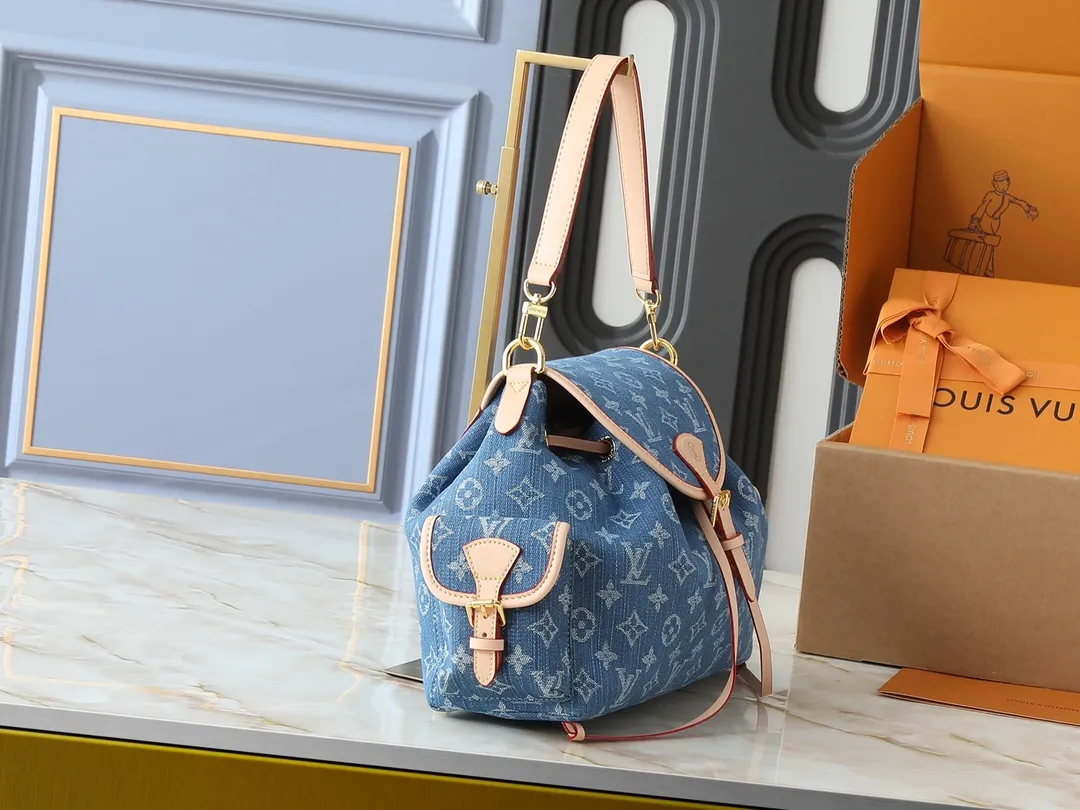 💰280💰Upgraded from the original M25554 M25085 Odyssée handbag from the 2025 early autumn series, it cleverly recalls the Excursion backpack design of the 2024 Cruise early spring series, paying tribute to Louis Vuitton's travel heritage with a classic touch. The cowhide leather body is decorated with the Monogram Bold pattern, and the decorative buckle and detachable chain are the finishing touches. The side pockets allow you to easily carry your keys or lipstick. Dimensions: 27.0 x 17.0 x 12.0 cm (length x height x width)