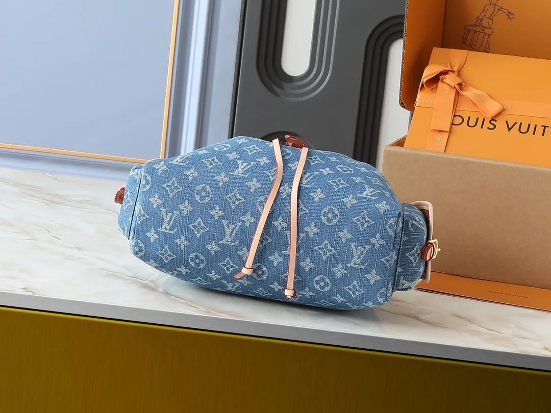 💰280💰Upgraded from the original M25554 M25085 Odyssée handbag from the 2025 early autumn series, it cleverly recalls the Excursion backpack design of the 2024 Cruise early spring series, paying tribute to Louis Vuitton's travel heritage with a classic touch. The cowhide leather body is decorated with the Monogram Bold pattern, and the decorative buckle and detachable chain are the finishing touches. The side pockets allow you to easily carry your keys or lipstick. Dimensions: 27.0 x 17.0 x 12.0 cm (length x height x width)