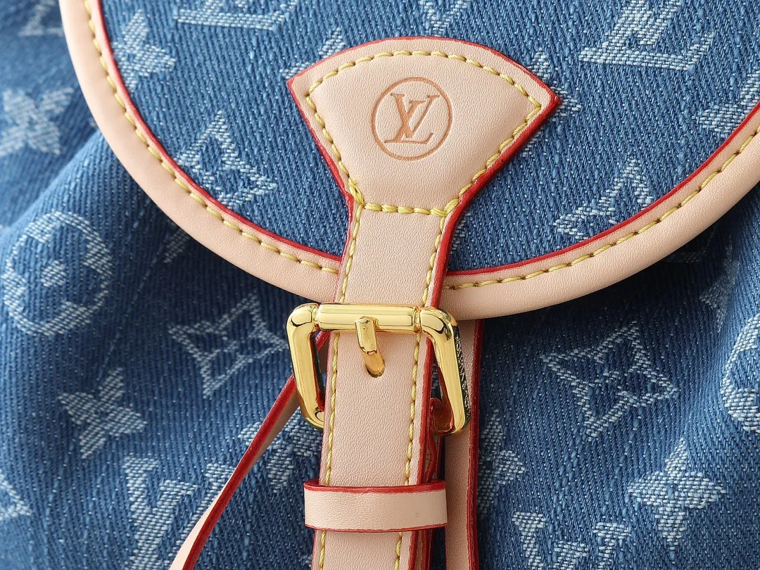💰280💰Upgraded from the original M25554 M25085 Odyssée handbag from the 2025 early autumn series, it cleverly recalls the Excursion backpack design of the 2024 Cruise early spring series, paying tribute to Louis Vuitton's travel heritage with a classic touch. The cowhide leather body is decorated with the Monogram Bold pattern, and the decorative buckle and detachable chain are the finishing touches. The side pockets allow you to easily carry your keys or lipstick. Dimensions: 27.0 x 17.0 x 12.0 cm (length x height x width)