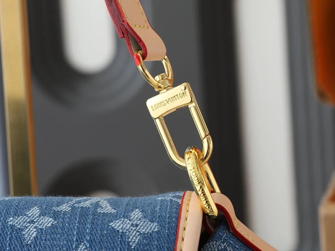 💰280💰Upgraded from the original M25554 M25085 Odyssée handbag from the 2025 early autumn series, it cleverly recalls the Excursion backpack design of the 2024 Cruise early spring series, paying tribute to Louis Vuitton's travel heritage with a classic touch. The cowhide leather body is decorated with the Monogram Bold pattern, and the decorative buckle and detachable chain are the finishing touches. The side pockets allow you to easily carry your keys or lipstick. Dimensions: 27.0 x 17.0 x 12.0 cm (length x height x width)