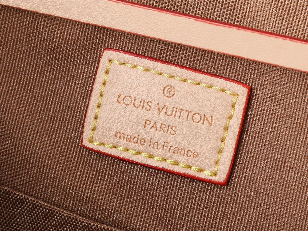 💰280💰Upgraded from the original M25554 M25085 Odyssée handbag from the 2025 early autumn series, it cleverly recalls the Excursion backpack design of the 2024 Cruise early spring series, paying tribute to Louis Vuitton's travel heritage with a classic touch. The cowhide leather body is decorated with the Monogram Bold pattern, and the decorative buckle and detachable chain are the finishing touches. The side pockets allow you to easily carry your keys or lipstick. Dimensions: 27.0 x 17.0 x 12.0 cm (length x height x width)